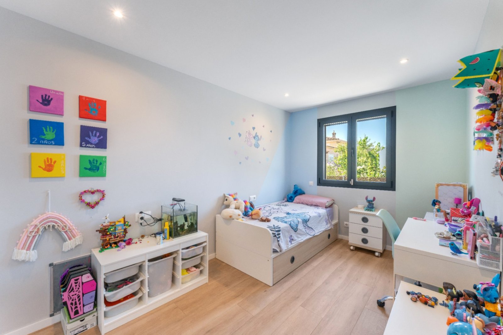 Moderne neu gebaute Villa in Marratxí, nur wenige Minuten vom Zentrum von Palma entfernt. 2021 auf einem Grundstück von etwa 600 m² erbaut. Die Räume