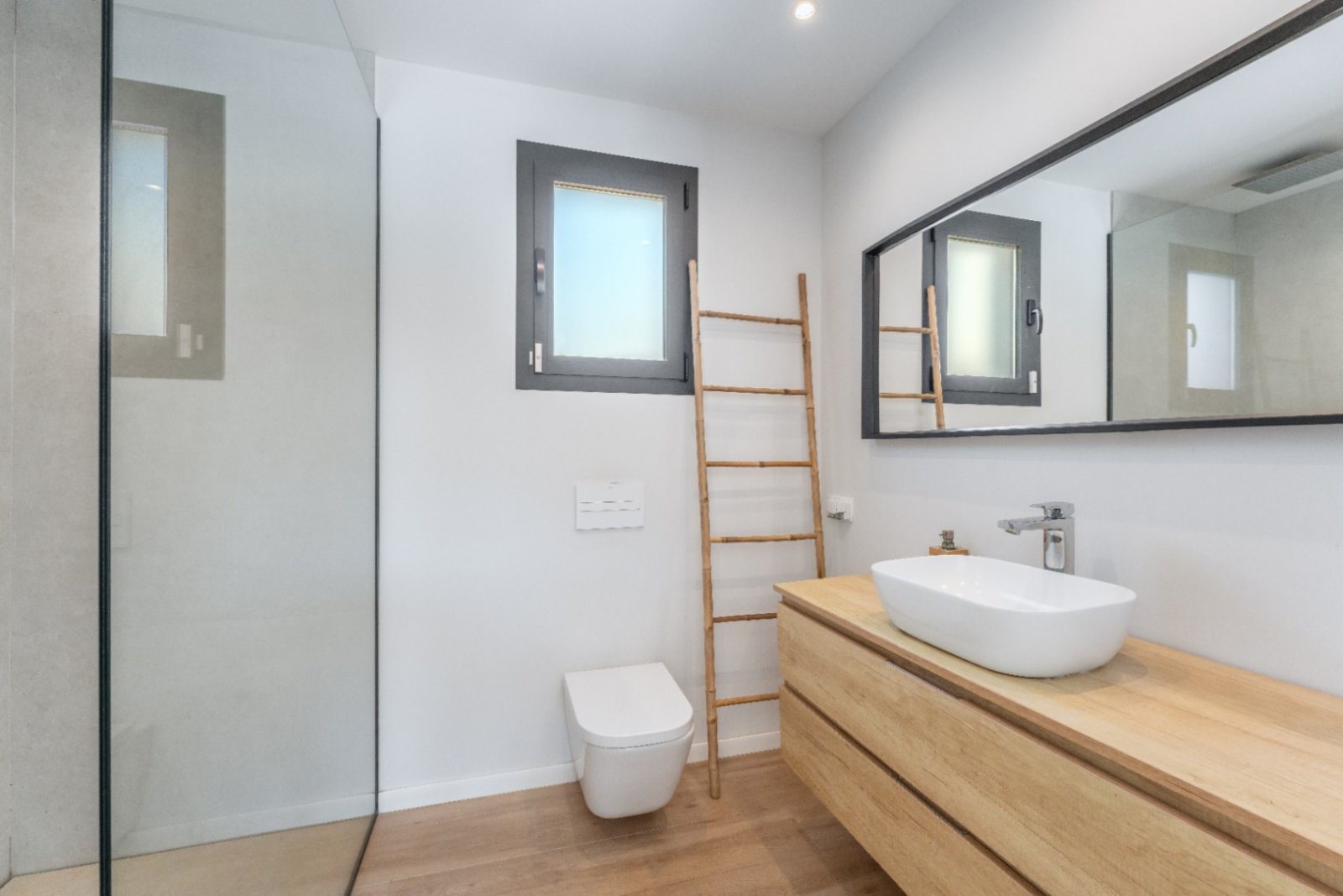 Moderne neu gebaute Villa in Marratxí, nur wenige Minuten vom Zentrum von Palma entfernt. 2021 auf einem Grundstück von etwa 600 m² erbaut. Die Räume