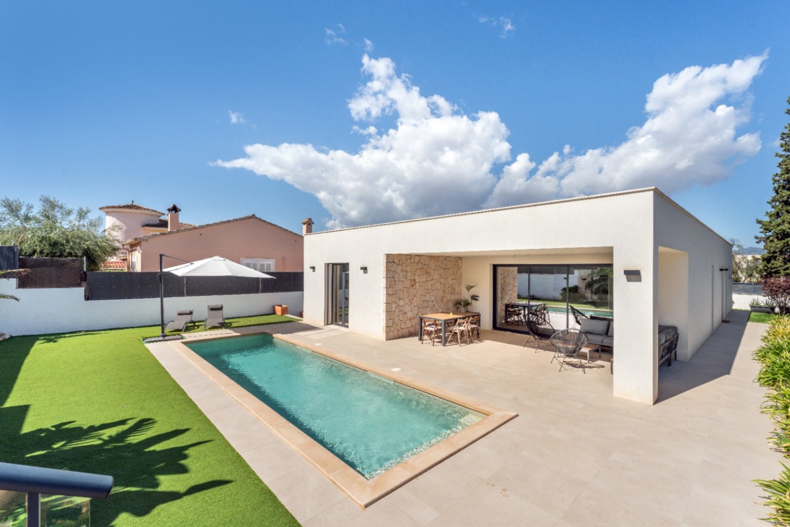 Moderne neu gebaute Villa in Marratxí, nur wenige Minuten vom Zentrum von Palma entfernt. 2021 auf einem Grundstück von etwa 600 m² erbaut. Die Räume