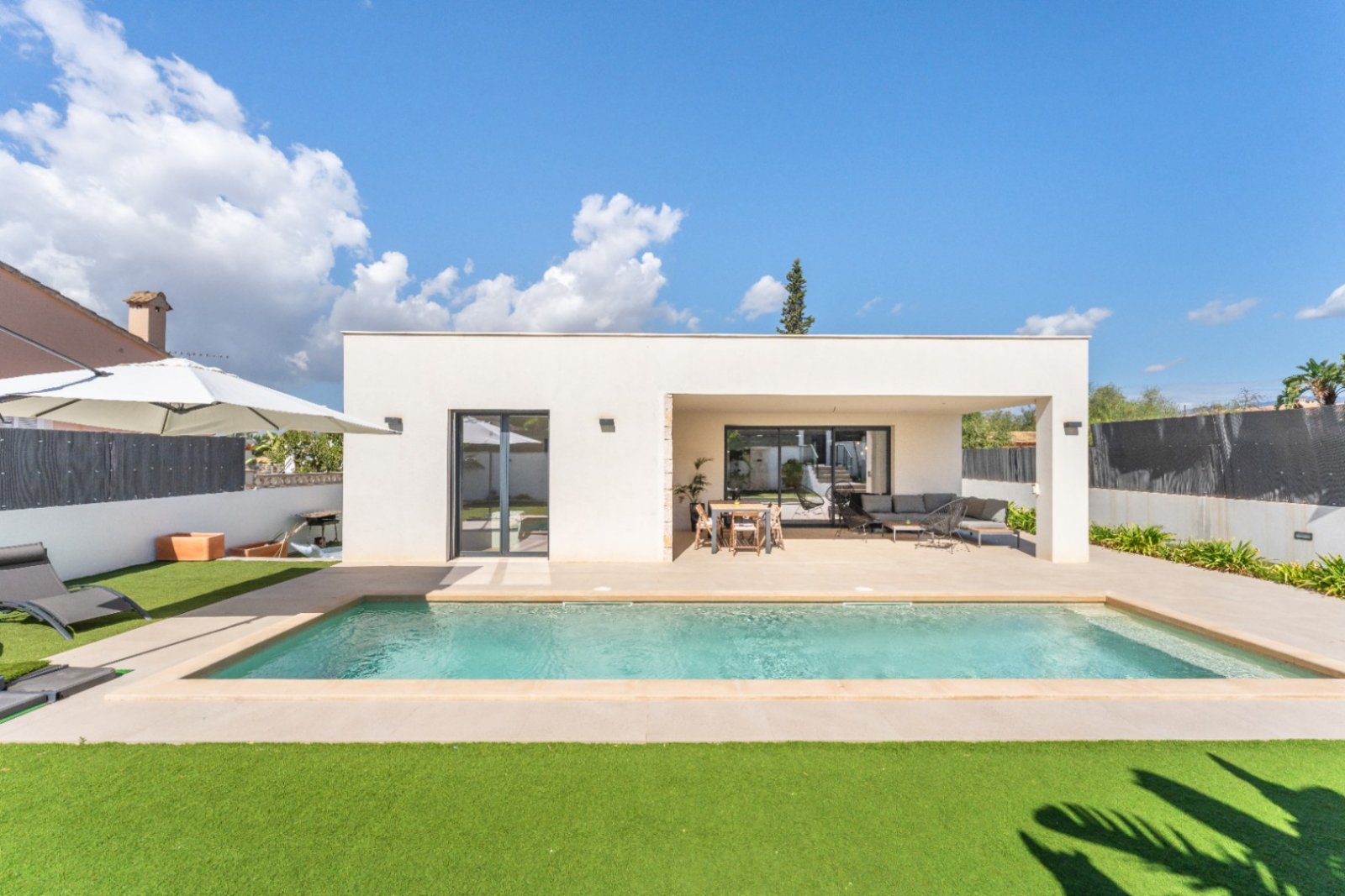 Moderne neu gebaute Villa in Marratxí, nur wenige Minuten vom Zentrum von Palma entfernt. 2021 auf einem Grundstück von etwa 600 m² erbaut. Die Räume