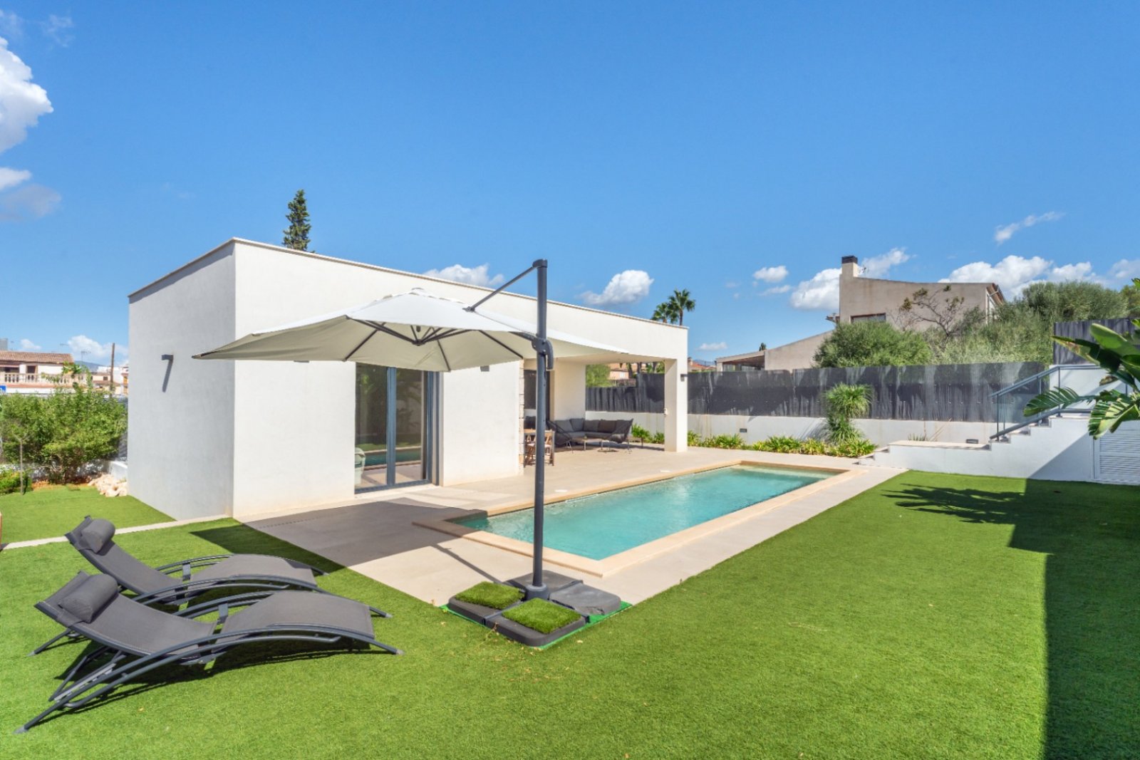 Moderne neu gebaute Villa in Marratxí, nur wenige Minuten vom Zentrum von Palma entfernt. 2021 auf einem Grundstück von etwa 600 m² erbaut. Die Räume