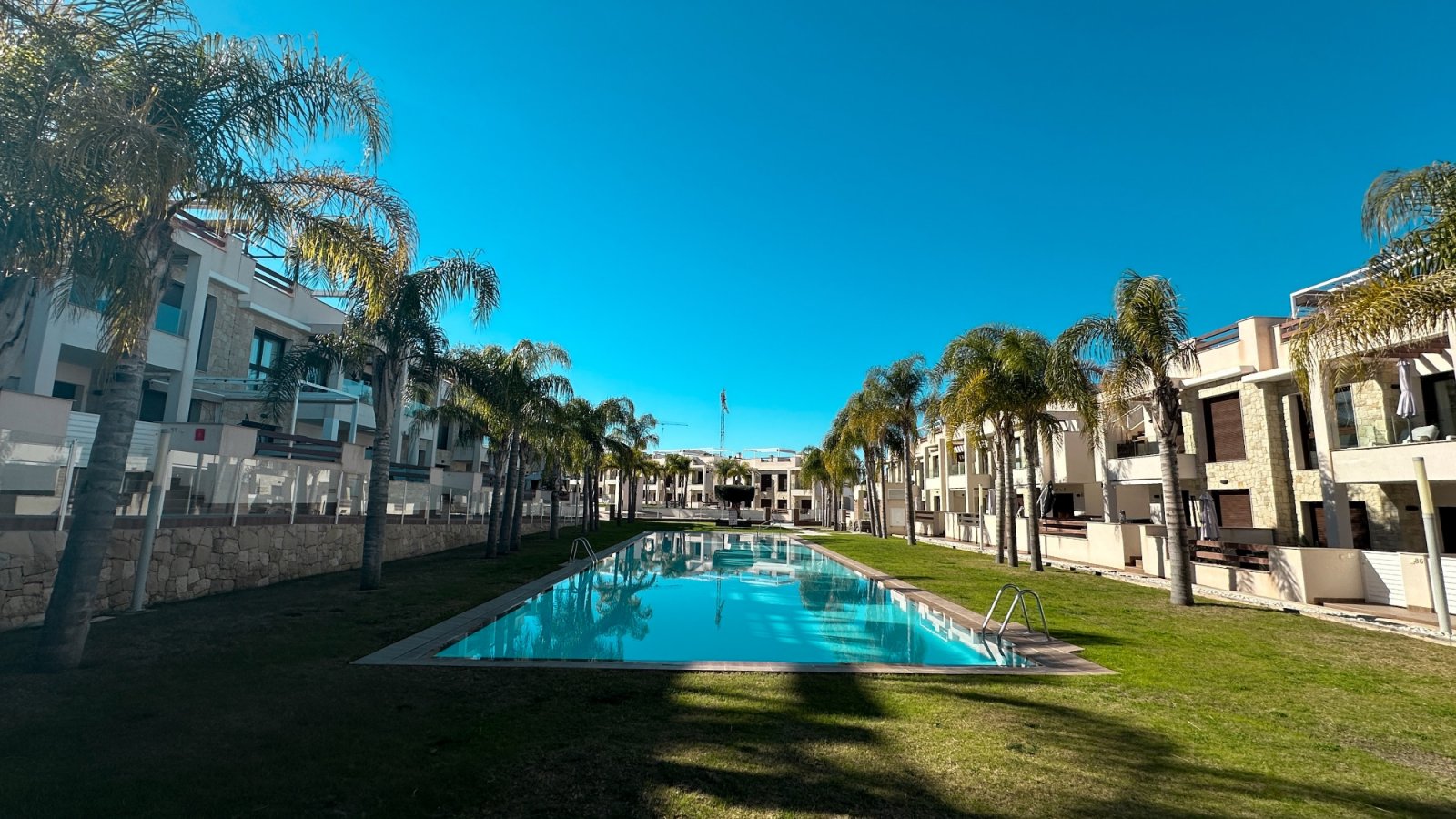 

Entdecken Sie dieses beeindruckende moderne Bungalow im Obergeschoss in der begehrten Gegend von Los Balcones, Torreviej