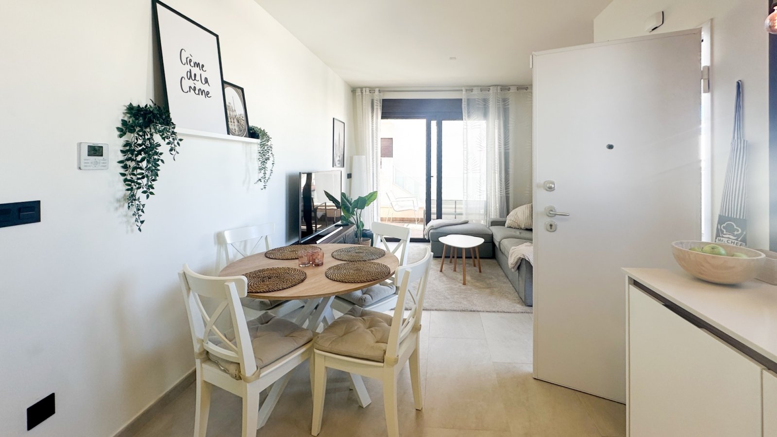 

Entdecken Sie dieses beeindruckende moderne Bungalow im Obergeschoss in der begehrten Gegend von Los Balcones, Torreviej