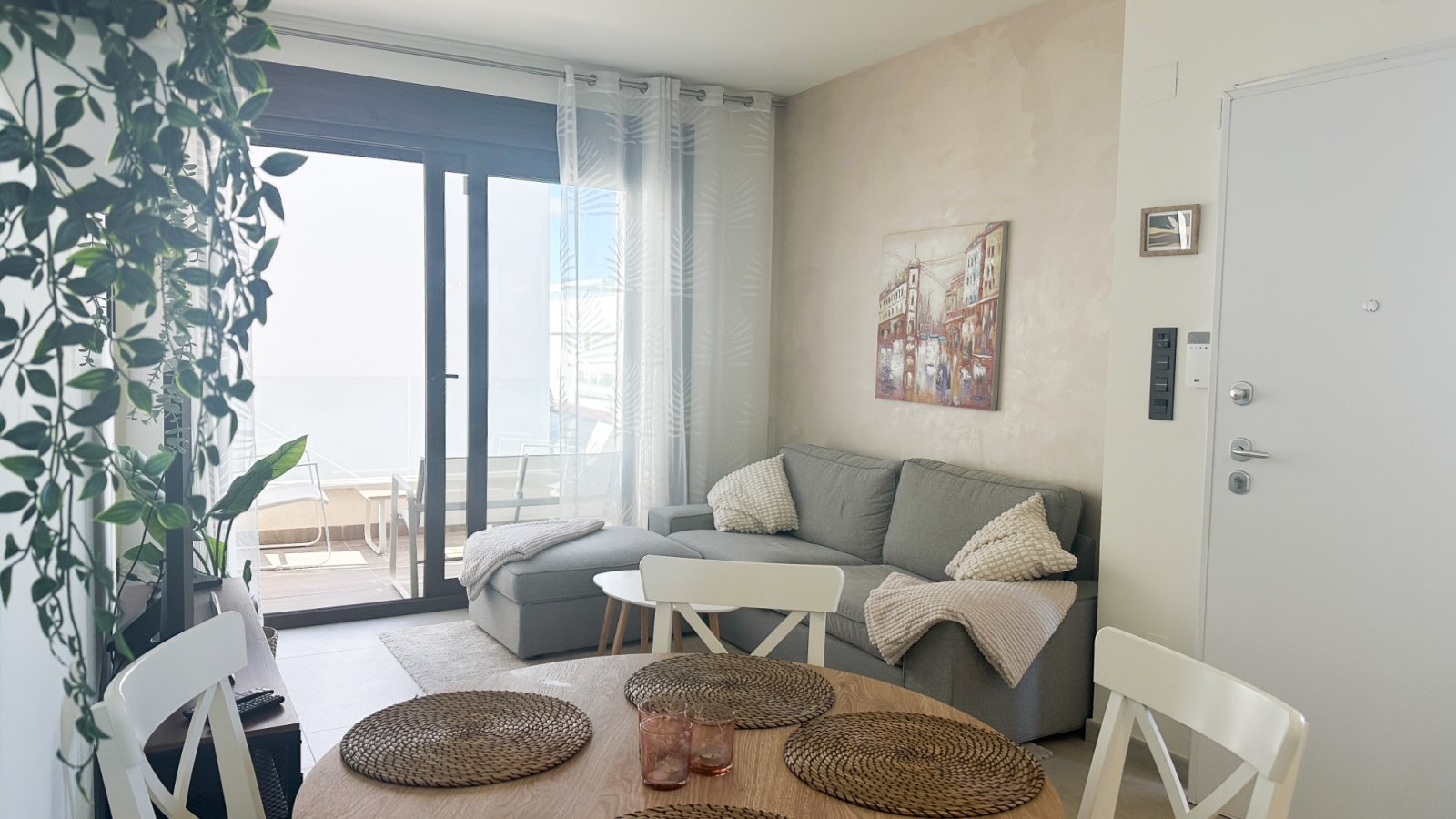 

Entdecken Sie dieses beeindruckende moderne Bungalow im Obergeschoss in der begehrten Gegend von Los Balcones, Torreviej