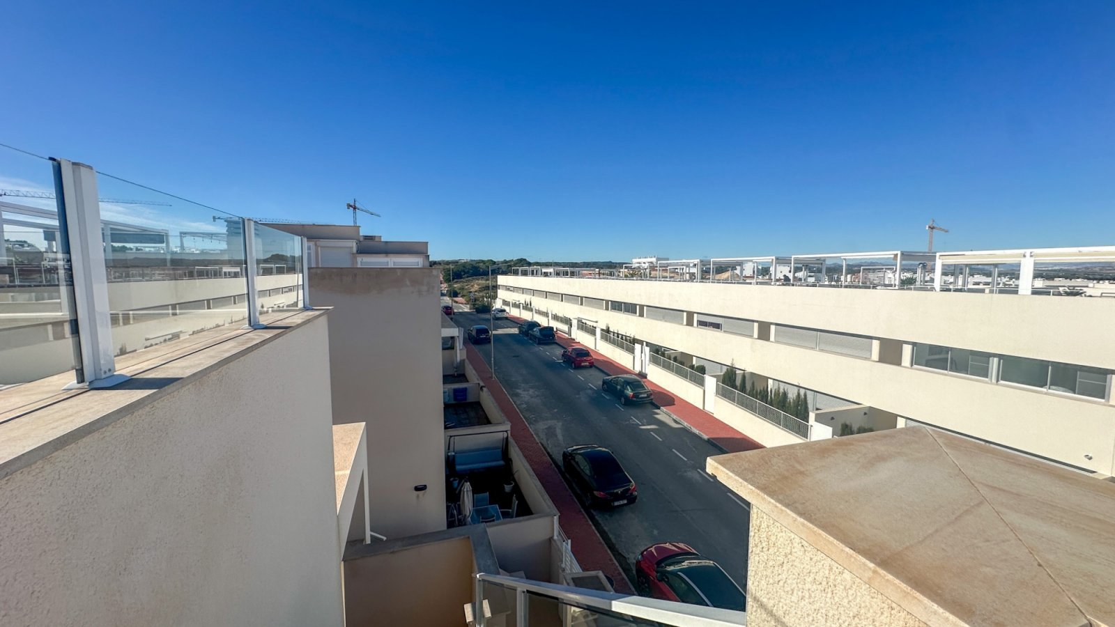 

Entdecken Sie dieses beeindruckende moderne Bungalow im Obergeschoss in der begehrten Gegend von Los Balcones, Torreviej