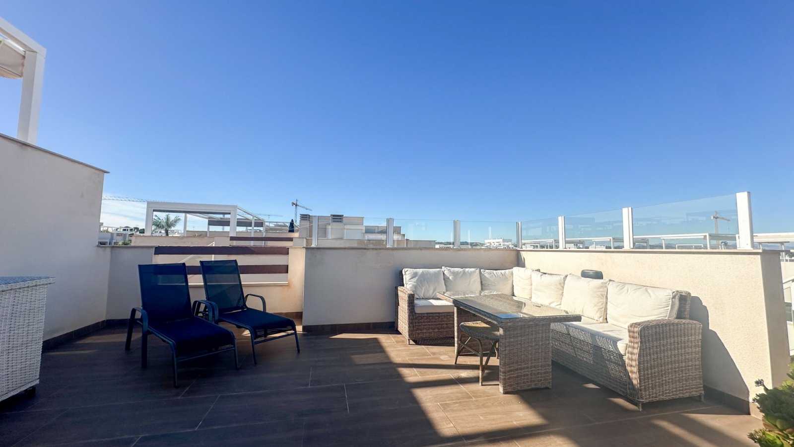 

Entdecken Sie dieses beeindruckende moderne Bungalow im Obergeschoss in der begehrten Gegend von Los Balcones, Torreviej