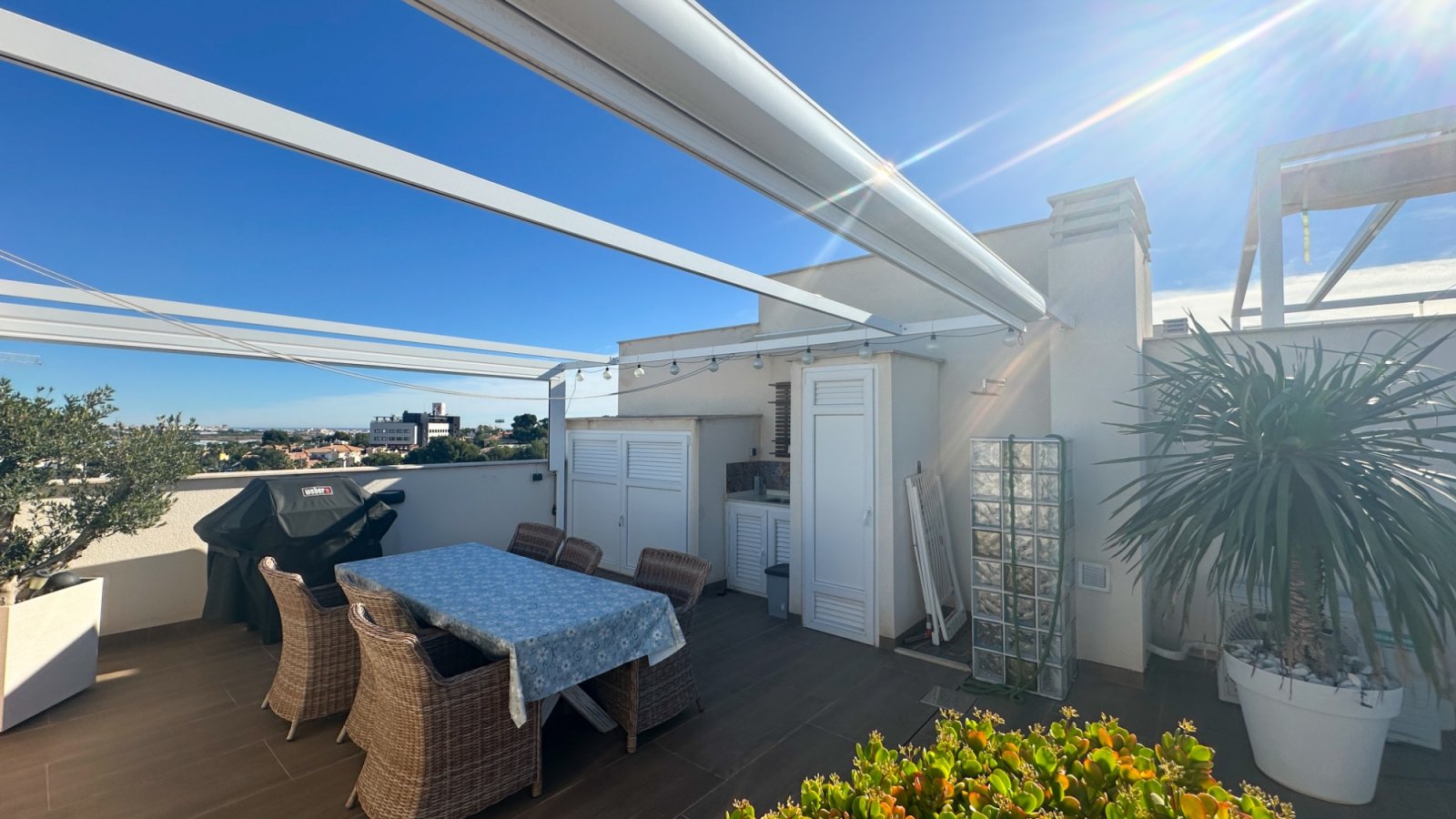 

Entdecken Sie dieses beeindruckende moderne Bungalow im Obergeschoss in der begehrten Gegend von Los Balcones, Torreviej