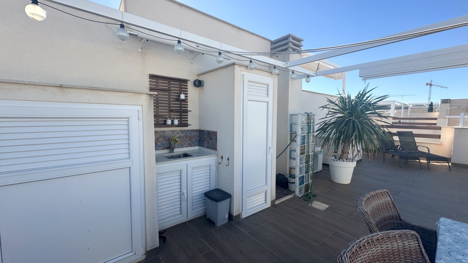 

Entdecken Sie dieses beeindruckende moderne Bungalow im Obergeschoss in der begehrten Gegend von Los Balcones, Torreviej