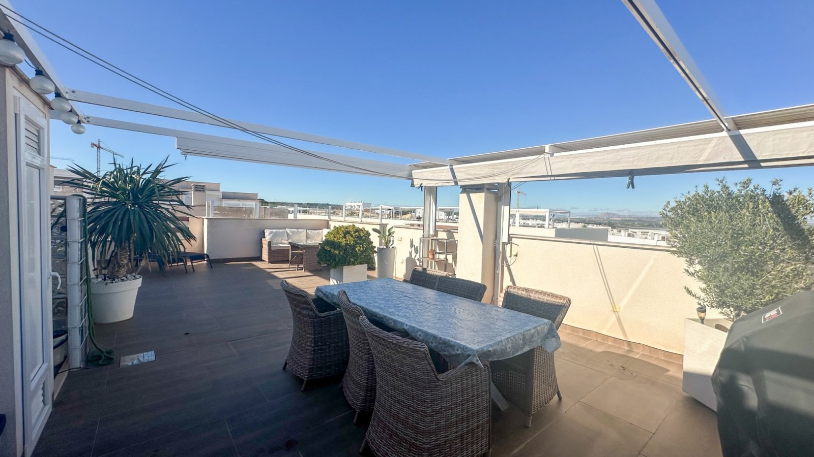 

Entdecken Sie dieses beeindruckende moderne Bungalow im Obergeschoss in der begehrten Gegend von Los Balcones, Torreviej