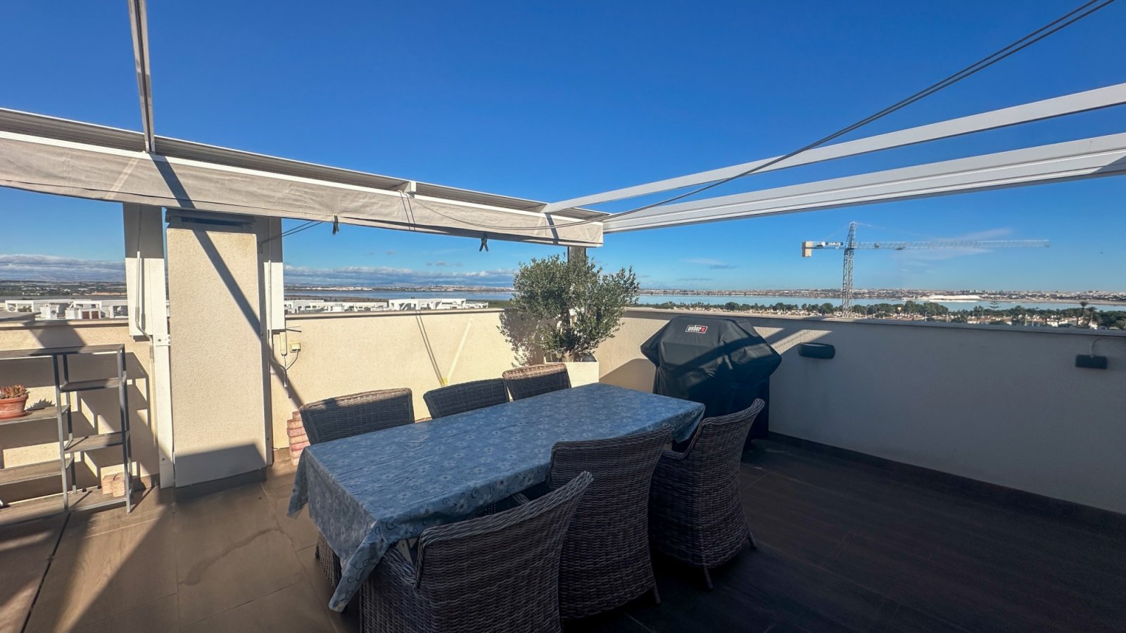 

Entdecken Sie dieses beeindruckende moderne Bungalow im Obergeschoss in der begehrten Gegend von Los Balcones, Torreviej