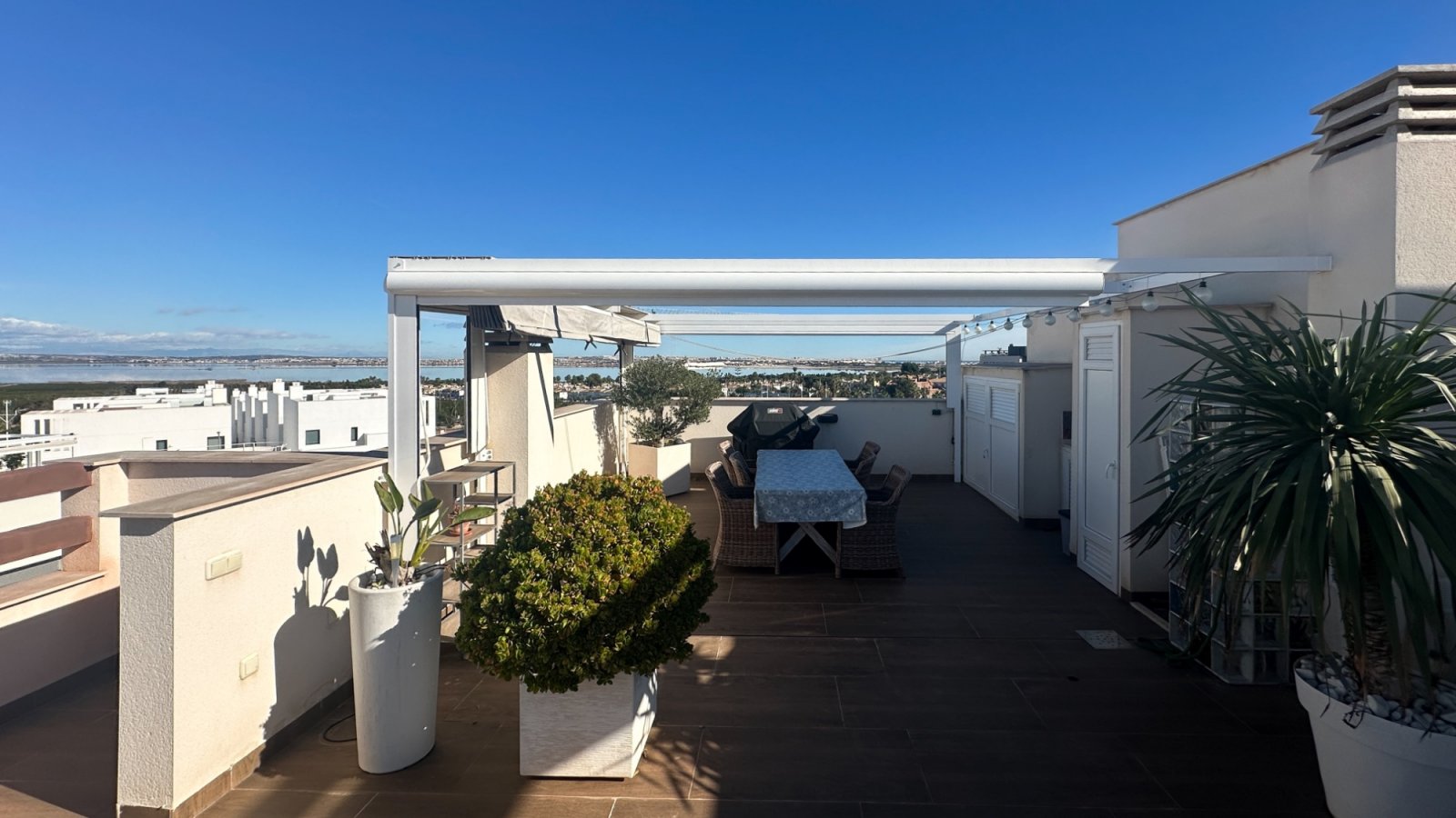 

Entdecken Sie dieses beeindruckende moderne Bungalow im Obergeschoss in der begehrten Gegend von Los Balcones, Torreviej