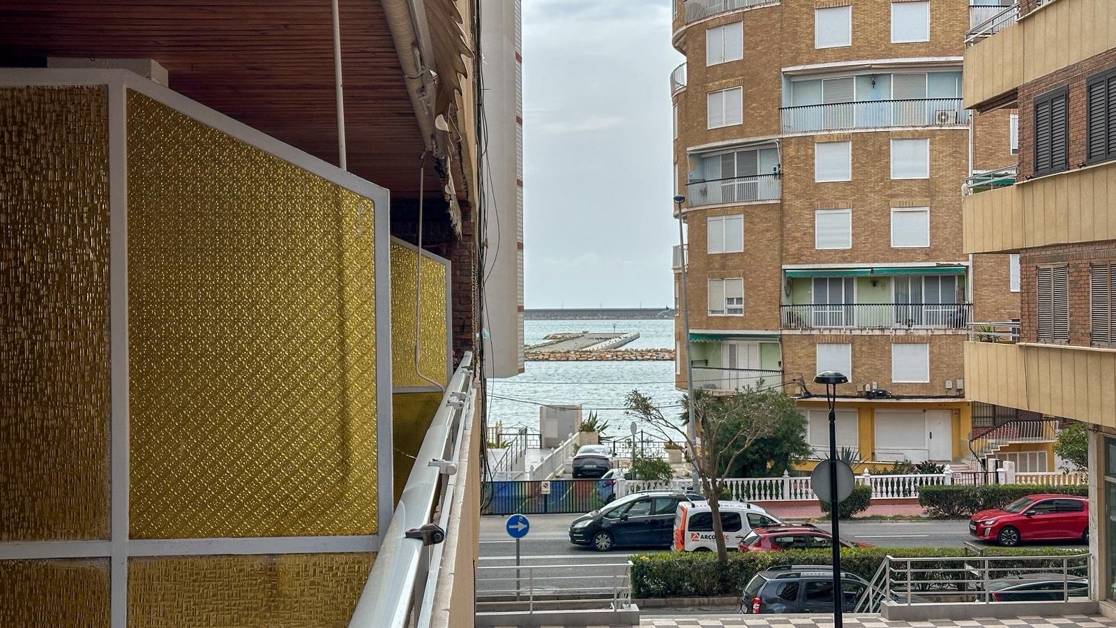 Willkommen in dieser wunderschön vollständig renovierten Wohnung in der begehrten Gegend Playa Acequión in Torrevieja. Nur 100 Meter vom Strand entfe