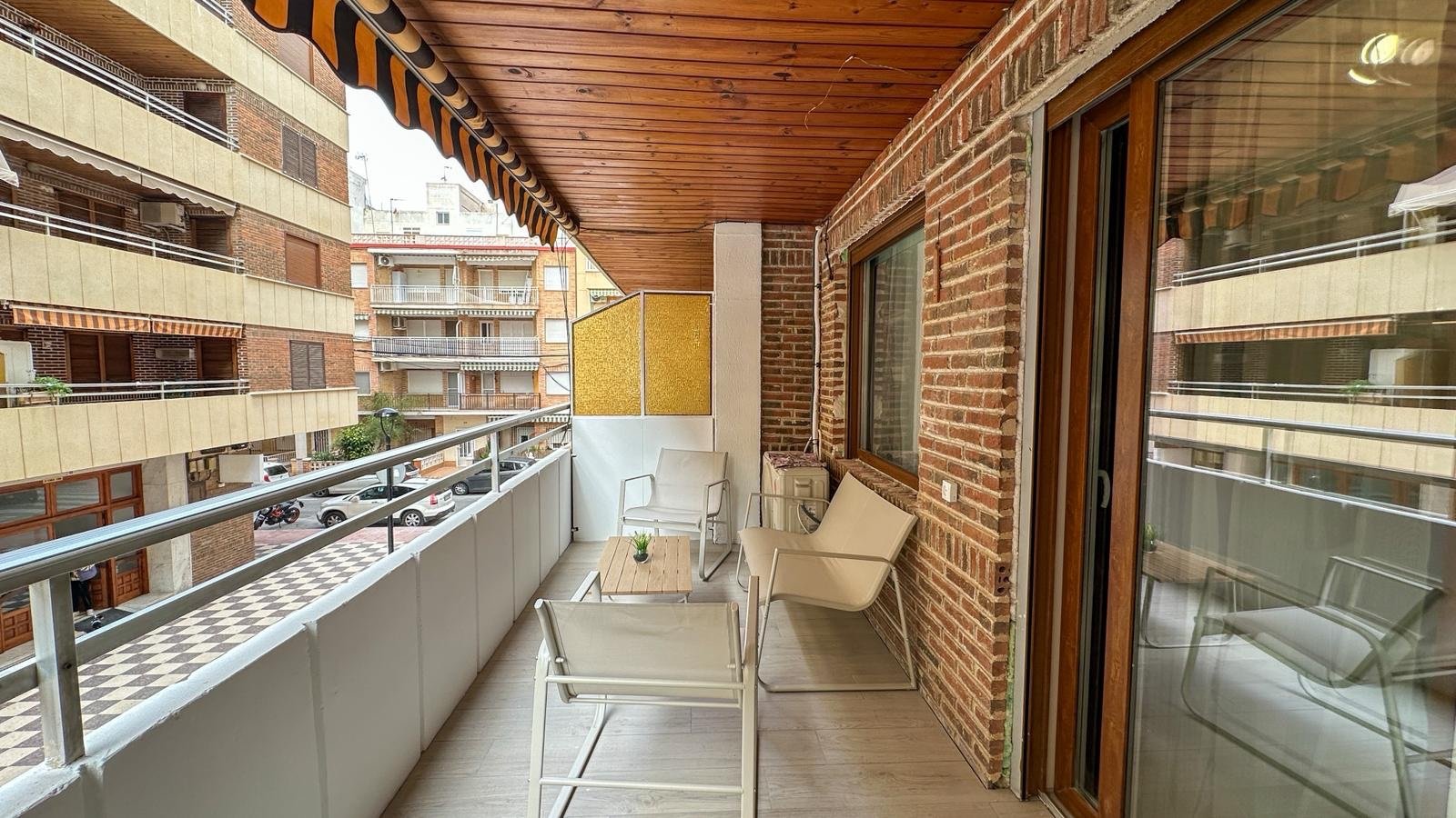Willkommen in dieser wunderschön vollständig renovierten Wohnung in der begehrten Gegend Playa Acequión in Torrevieja. Nur 100 Meter vom Strand entfe