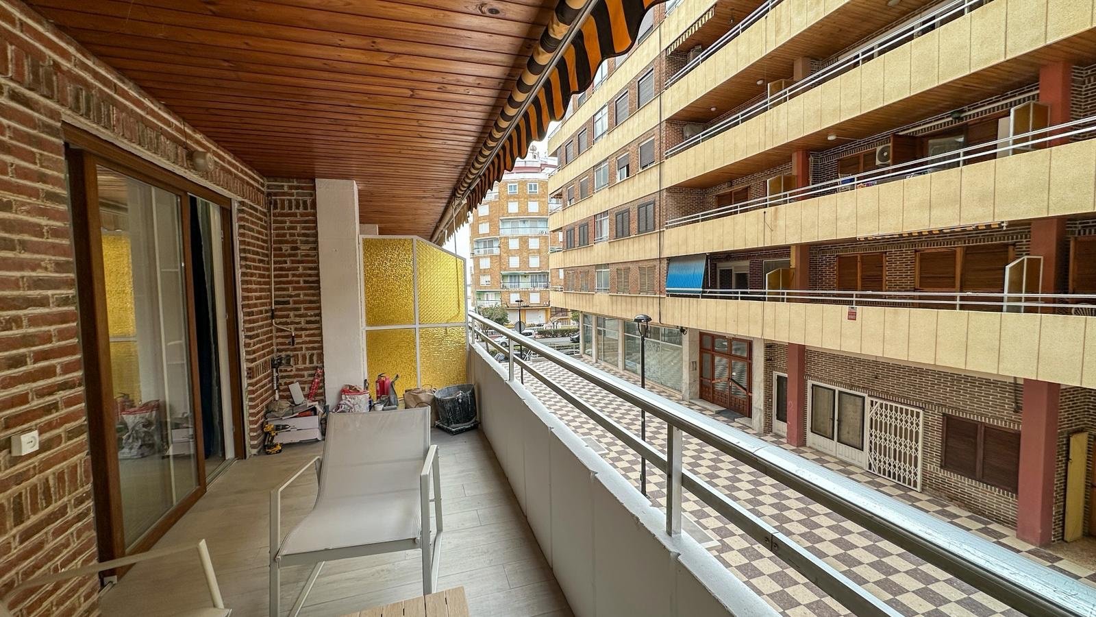 Willkommen in dieser wunderschön vollständig renovierten Wohnung in der begehrten Gegend Playa Acequión in Torrevieja. Nur 100 Meter vom Strand entfe