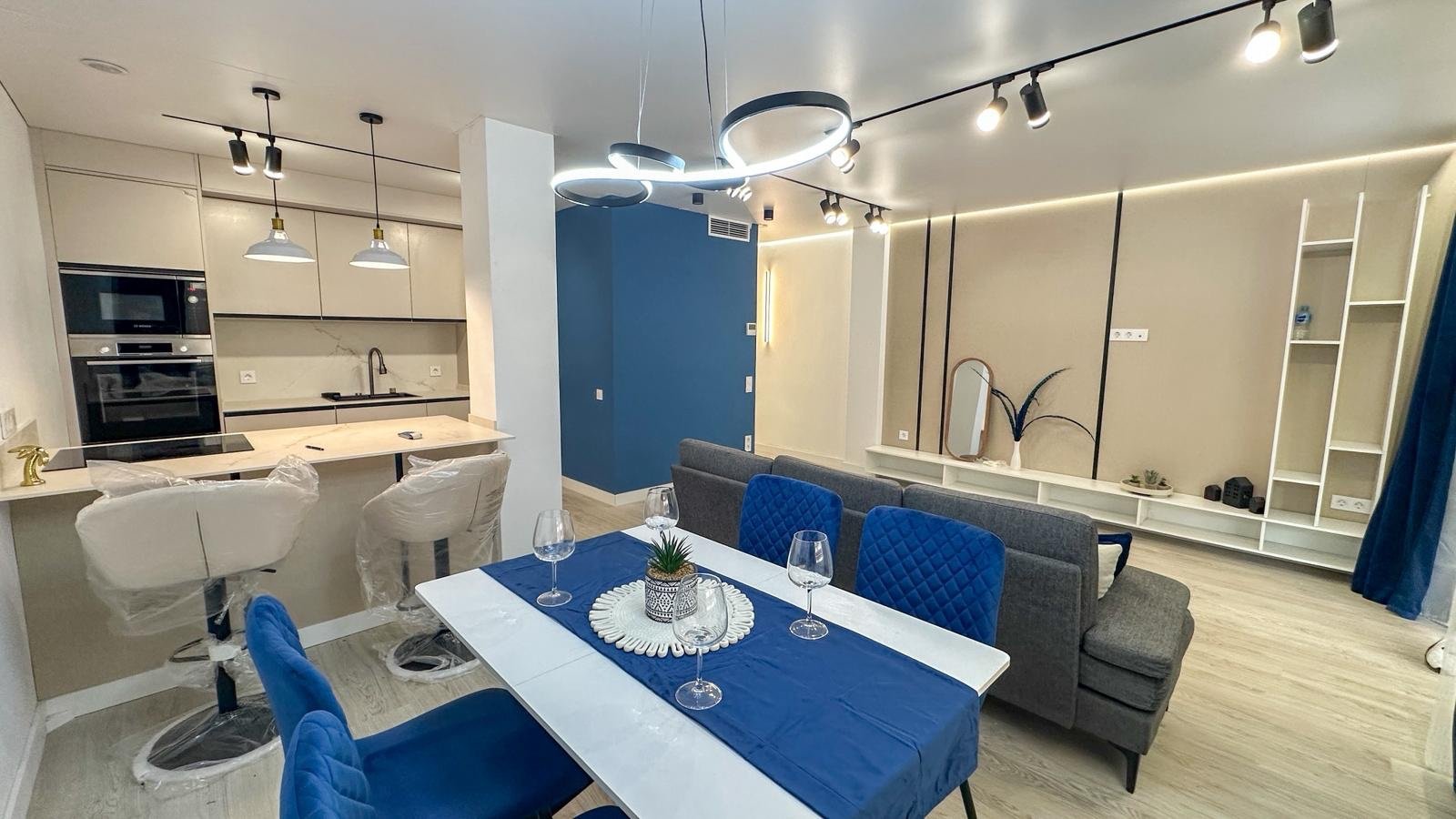 Willkommen in dieser wunderschön vollständig renovierten Wohnung in der begehrten Gegend Playa Acequión in Torrevieja. Nur 100 Meter vom Strand entfe