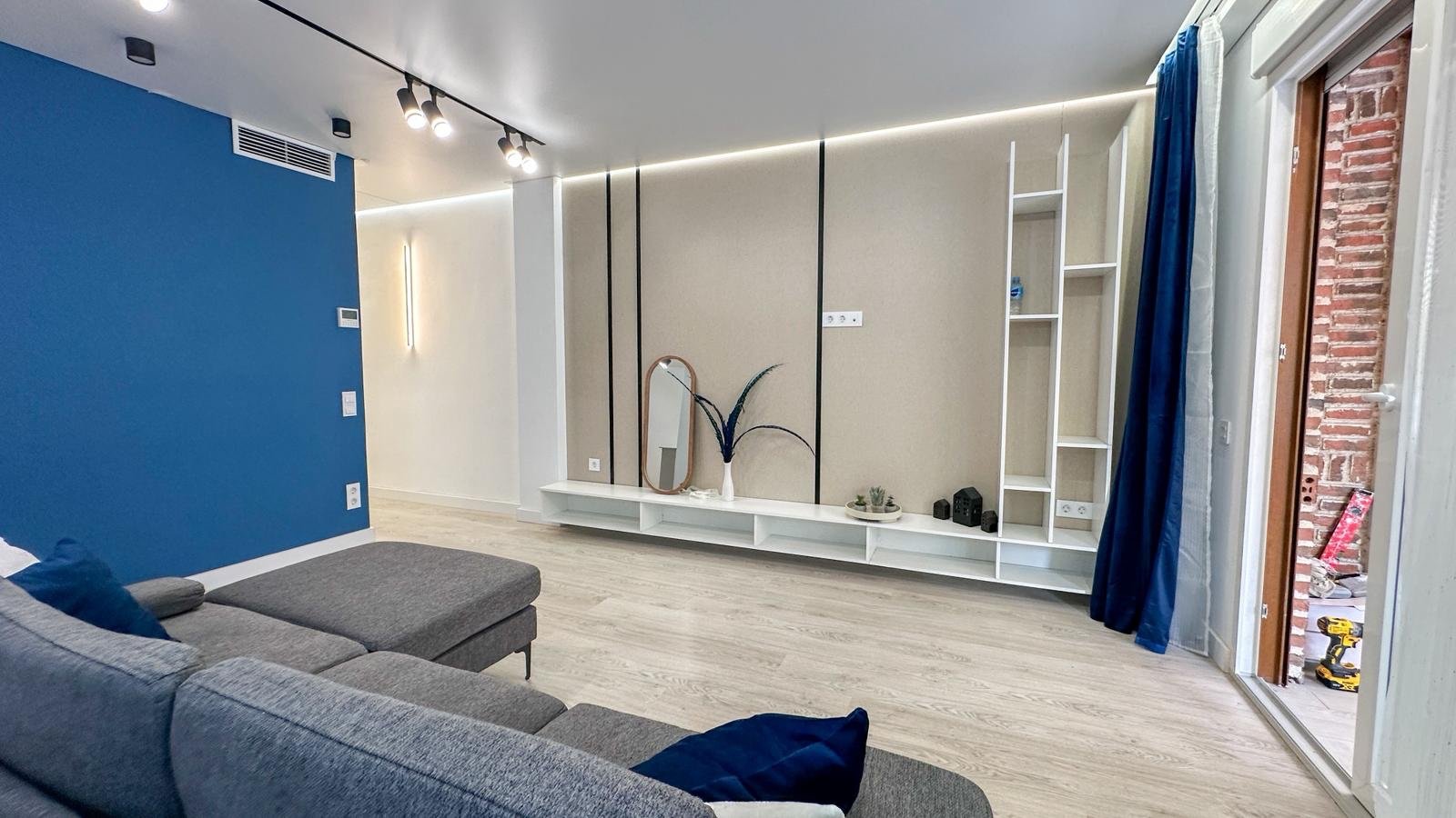 Willkommen in dieser wunderschön vollständig renovierten Wohnung in der begehrten Gegend Playa Acequión in Torrevieja. Nur 100 Meter vom Strand entfe