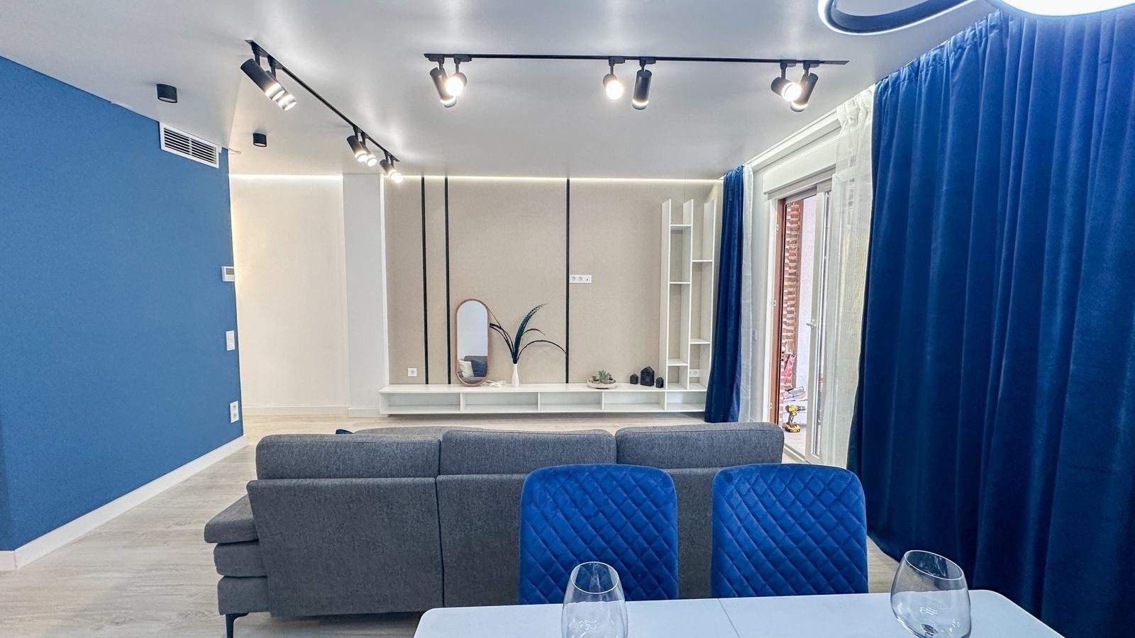 Willkommen in dieser wunderschön vollständig renovierten Wohnung in der begehrten Gegend Playa Acequión in Torrevieja. Nur 100 Meter vom Strand entfe