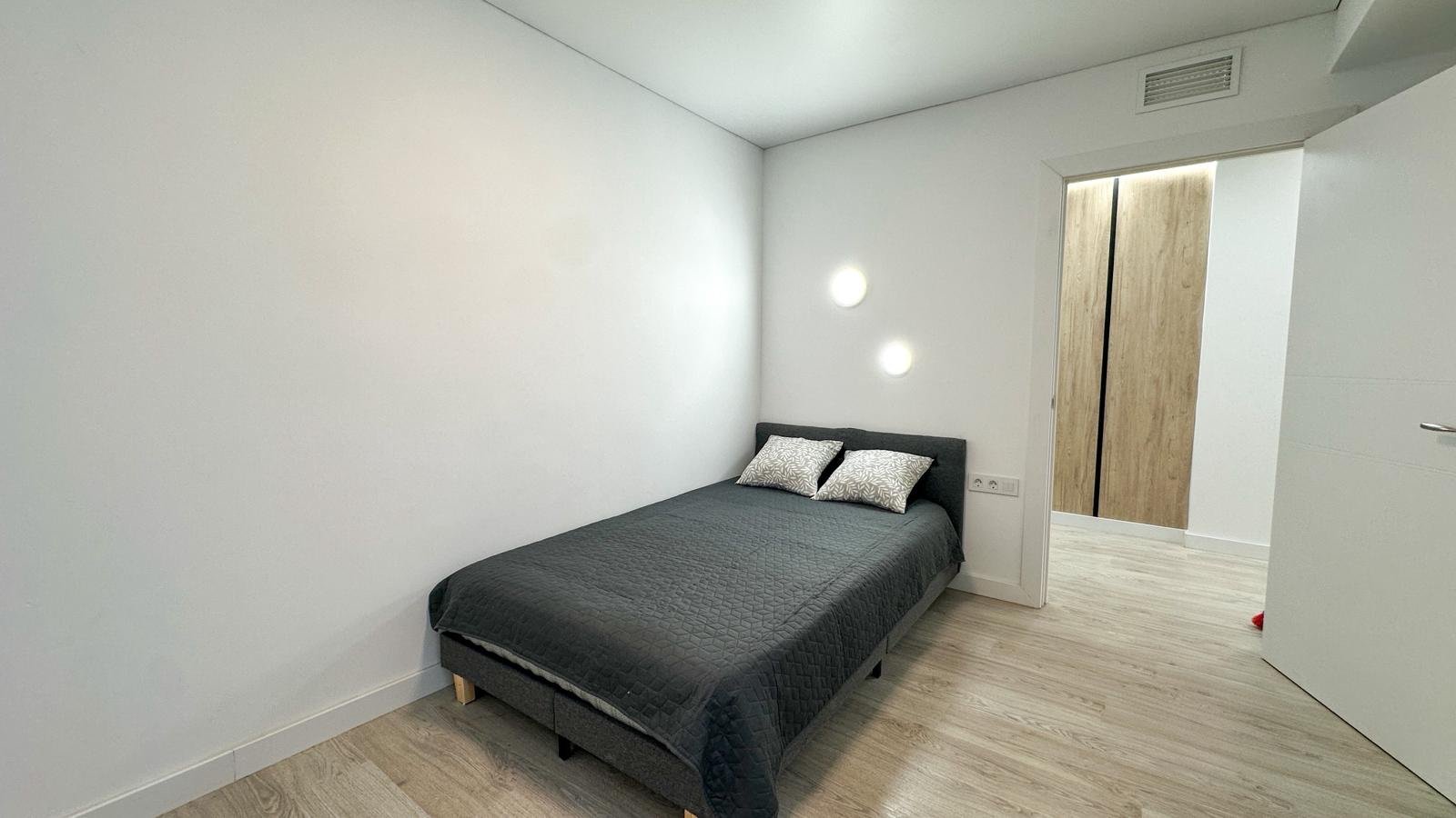 Willkommen in dieser wunderschön vollständig renovierten Wohnung in der begehrten Gegend Playa Acequión in Torrevieja. Nur 100 Meter vom Strand entfe