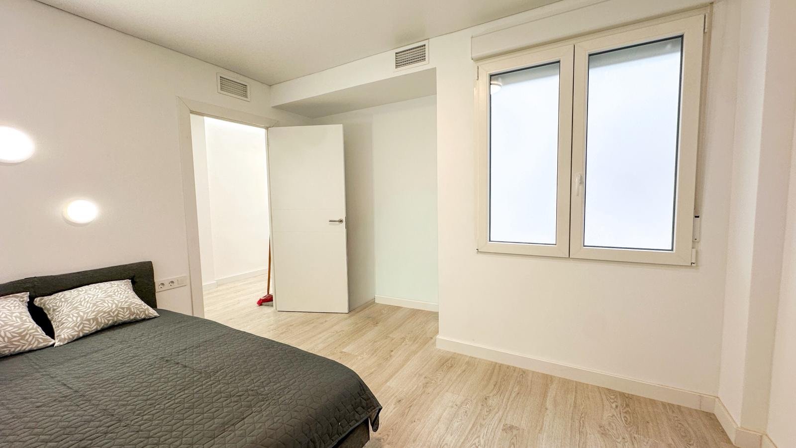 Willkommen in dieser wunderschön vollständig renovierten Wohnung in der begehrten Gegend Playa Acequión in Torrevieja. Nur 100 Meter vom Strand entfe