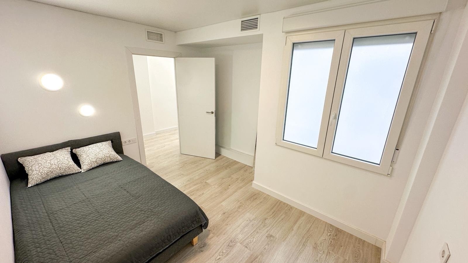 Willkommen in dieser wunderschön vollständig renovierten Wohnung in der begehrten Gegend Playa Acequión in Torrevieja. Nur 100 Meter vom Strand entfe