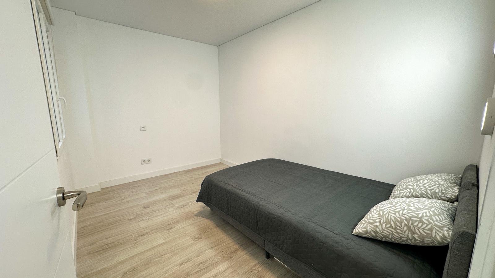 Willkommen in dieser wunderschön vollständig renovierten Wohnung in der begehrten Gegend Playa Acequión in Torrevieja. Nur 100 Meter vom Strand entfe