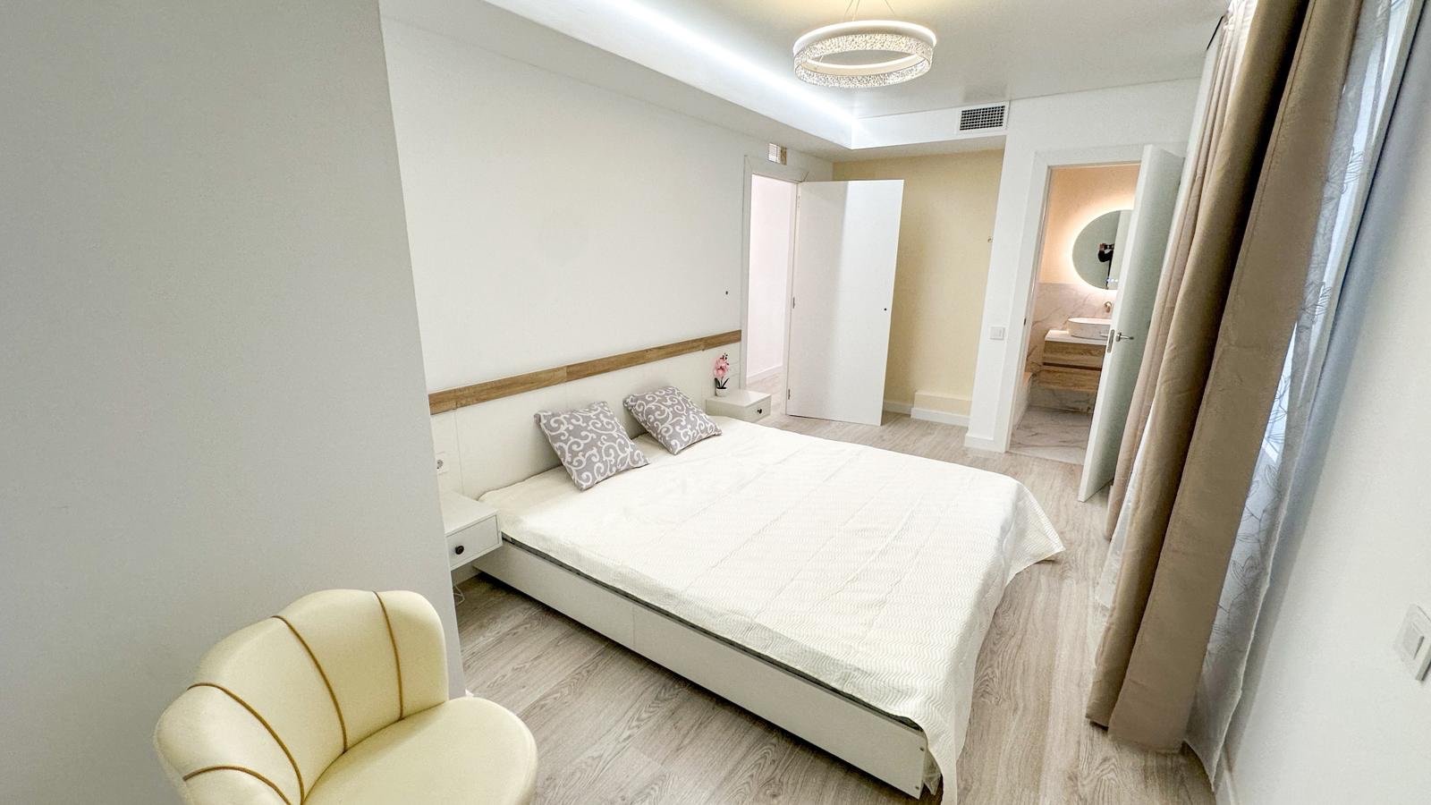 Willkommen in dieser wunderschön vollständig renovierten Wohnung in der begehrten Gegend Playa Acequión in Torrevieja. Nur 100 Meter vom Strand entfe