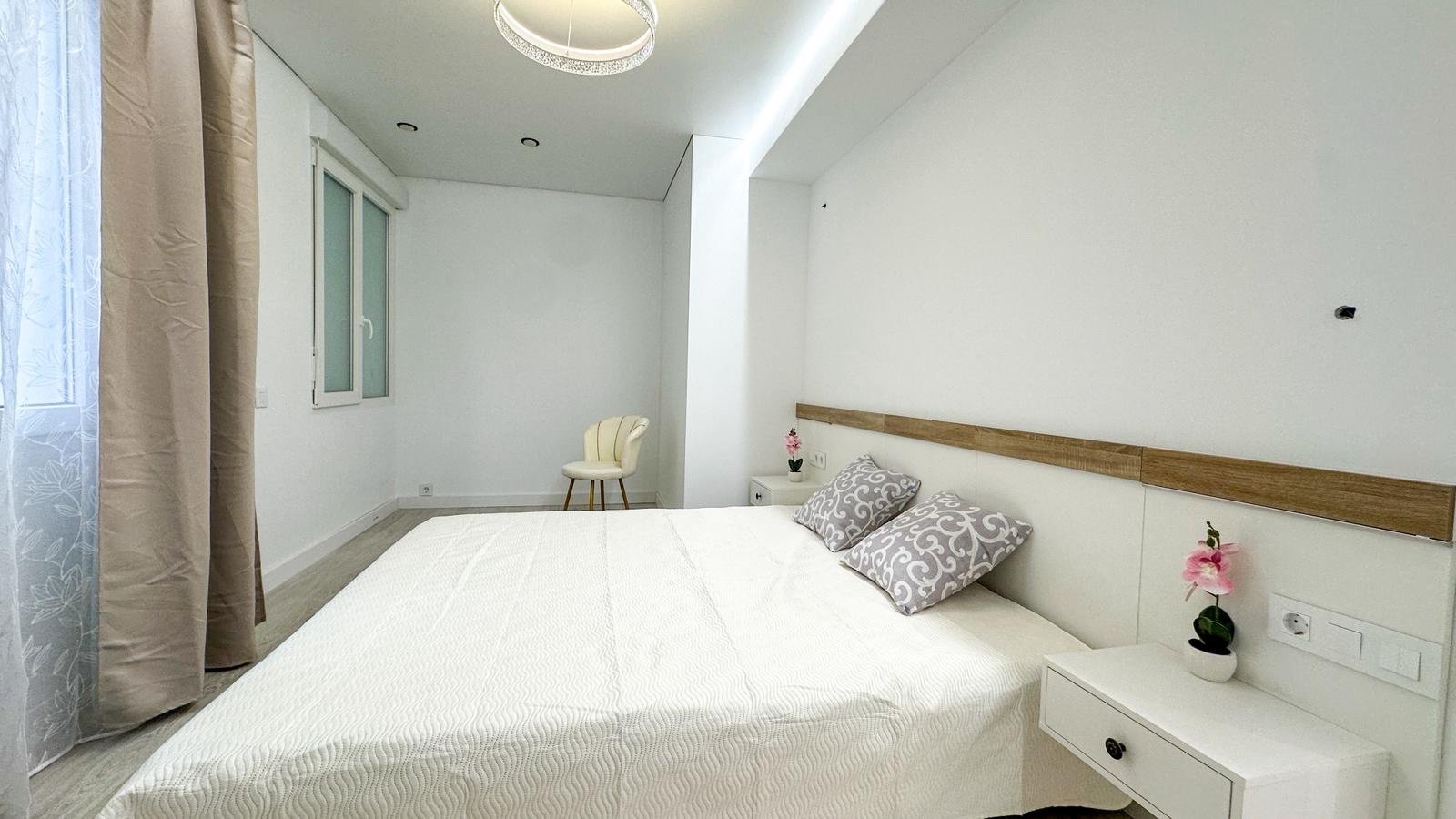 Willkommen in dieser wunderschön vollständig renovierten Wohnung in der begehrten Gegend Playa Acequión in Torrevieja. Nur 100 Meter vom Strand entfe