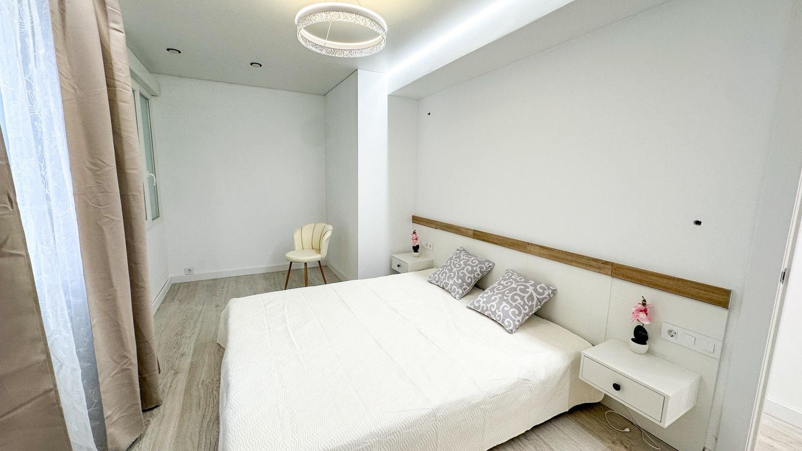 Willkommen in dieser wunderschön vollständig renovierten Wohnung in der begehrten Gegend Playa Acequión in Torrevieja. Nur 100 Meter vom Strand entfe