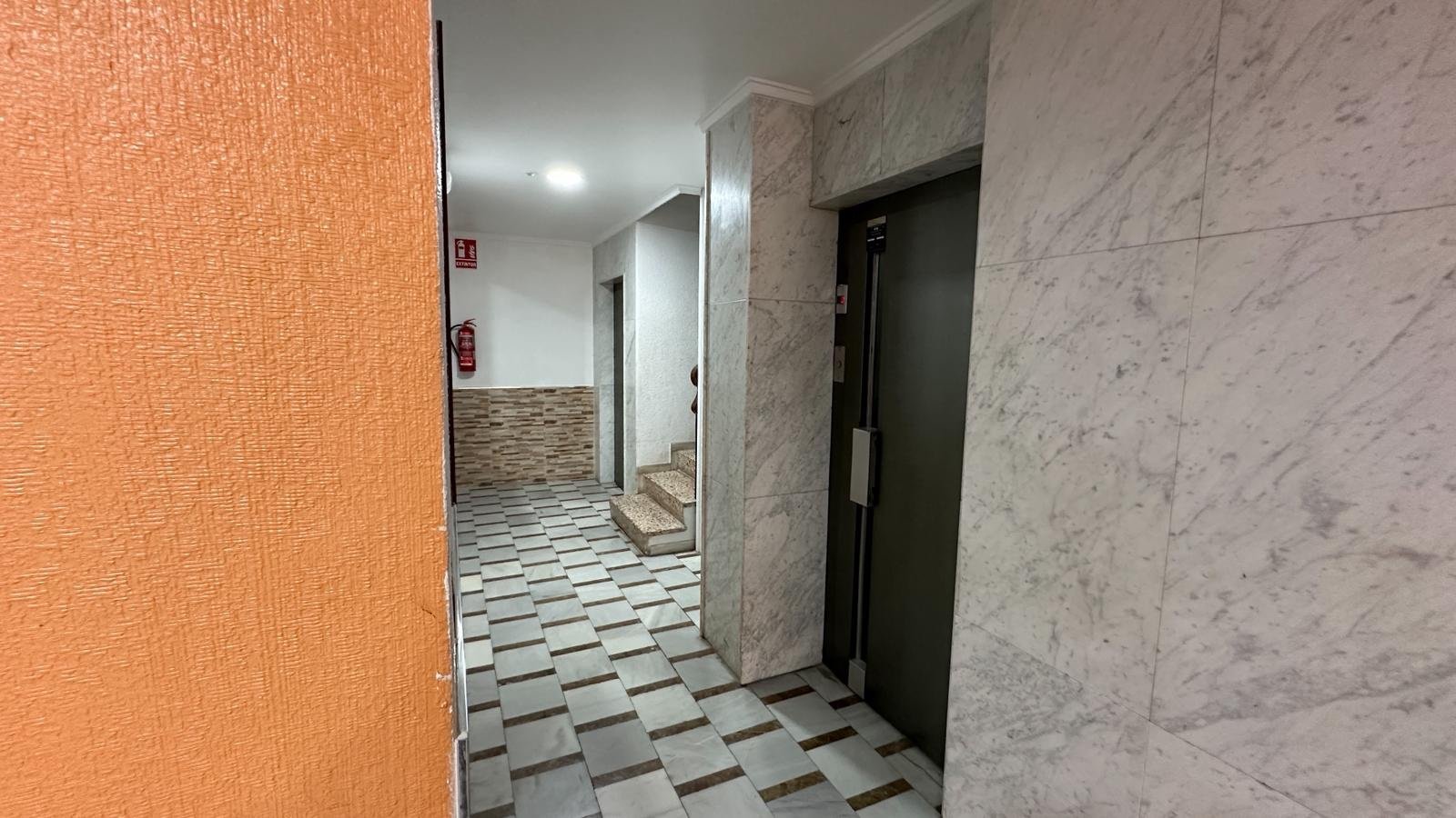 Willkommen in dieser wunderschön vollständig renovierten Wohnung in der begehrten Gegend Playa Acequión in Torrevieja. Nur 100 Meter vom Strand entfe