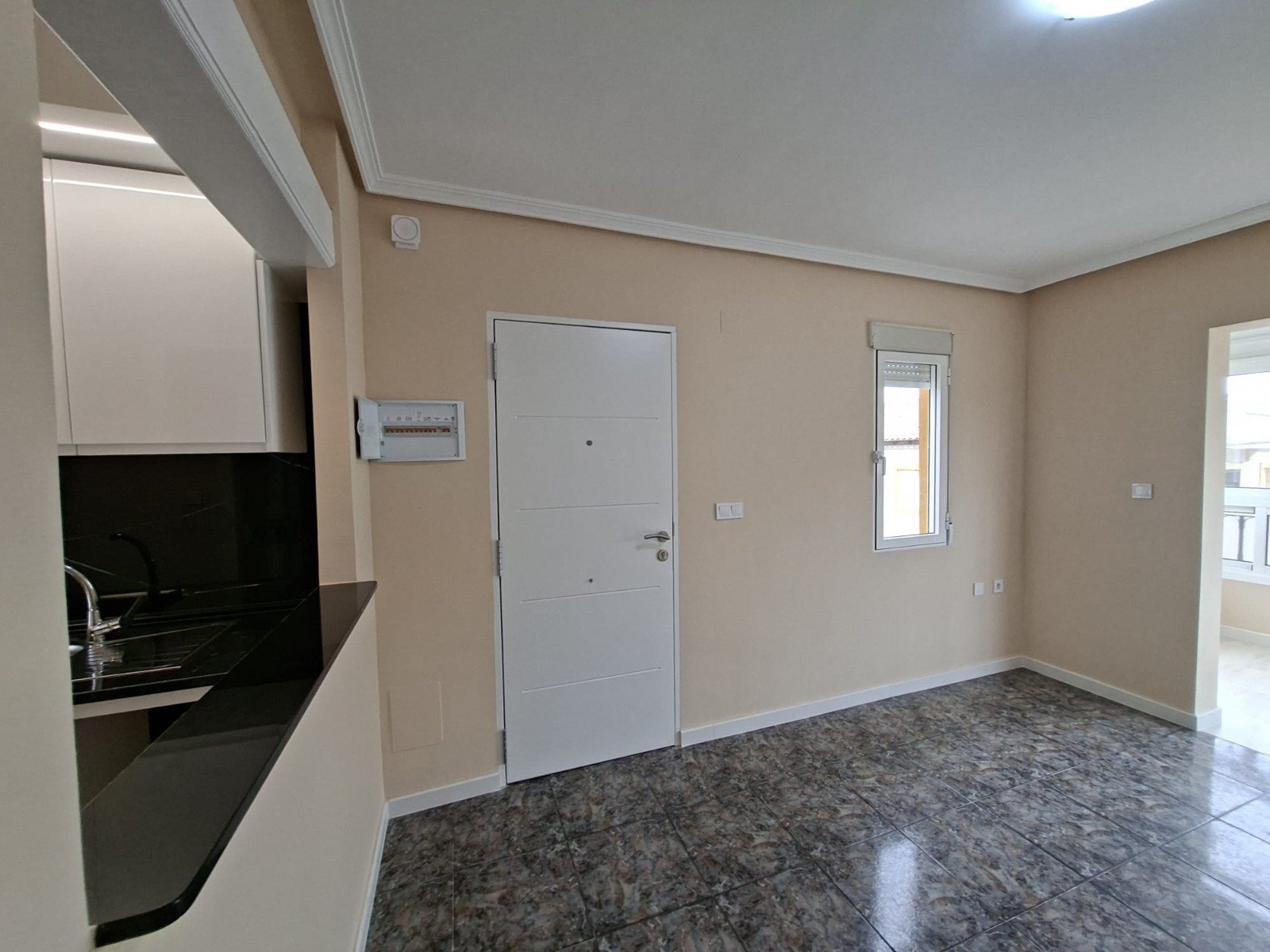 Wunderschöner Bungalow in Orihuela Costa,
geprägt von Urlaubsflair und der Nähe zu Stränden mit Blauer Flagge.
Die Anlage bietet