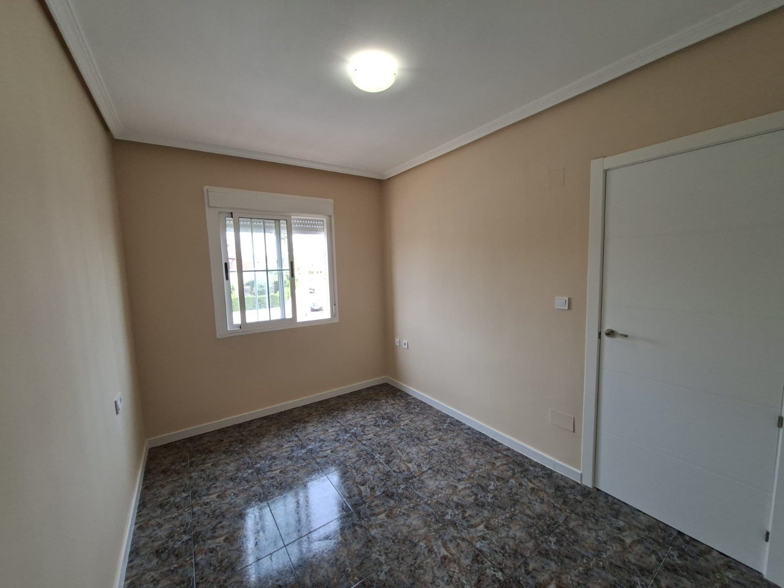 Wunderschöner Bungalow in Orihuela Costa,
geprägt von Urlaubsflair und der Nähe zu Stränden mit Blauer Flagge.
Die Anlage bietet