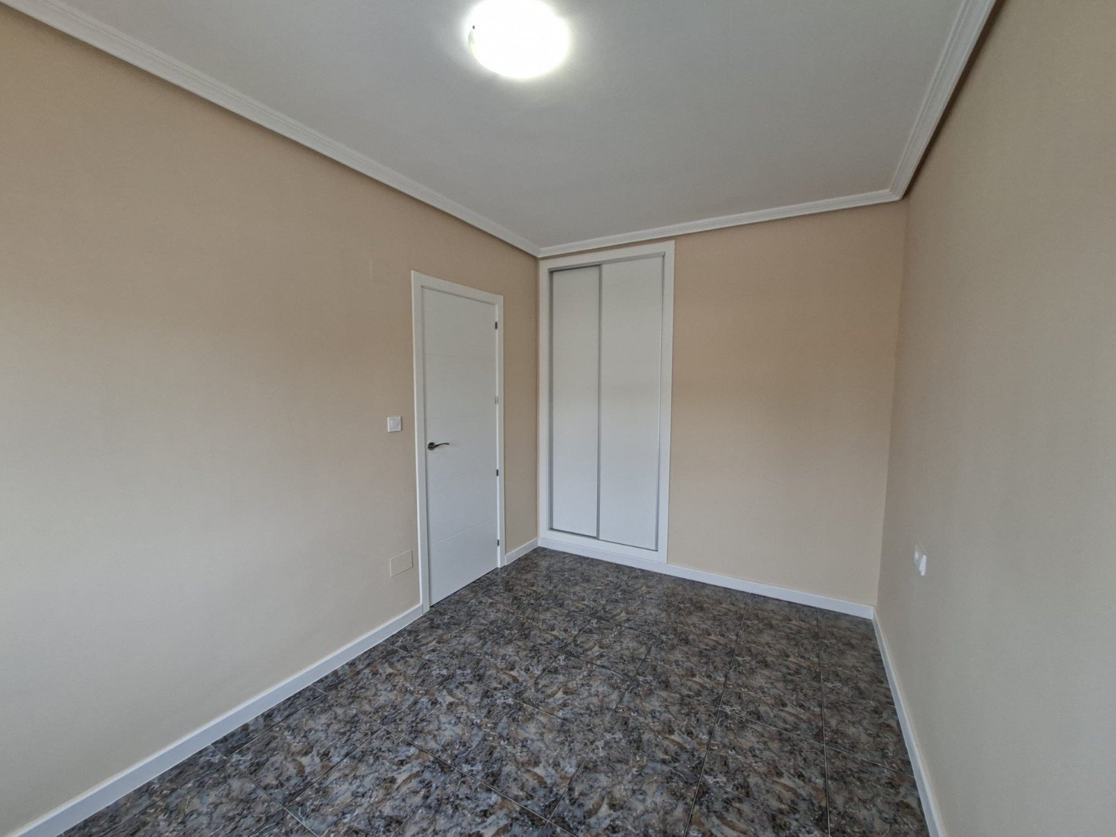 Wunderschöner Bungalow in Orihuela Costa,
geprägt von Urlaubsflair und der Nähe zu Stränden mit Blauer Flagge.
Die Anlage bietet