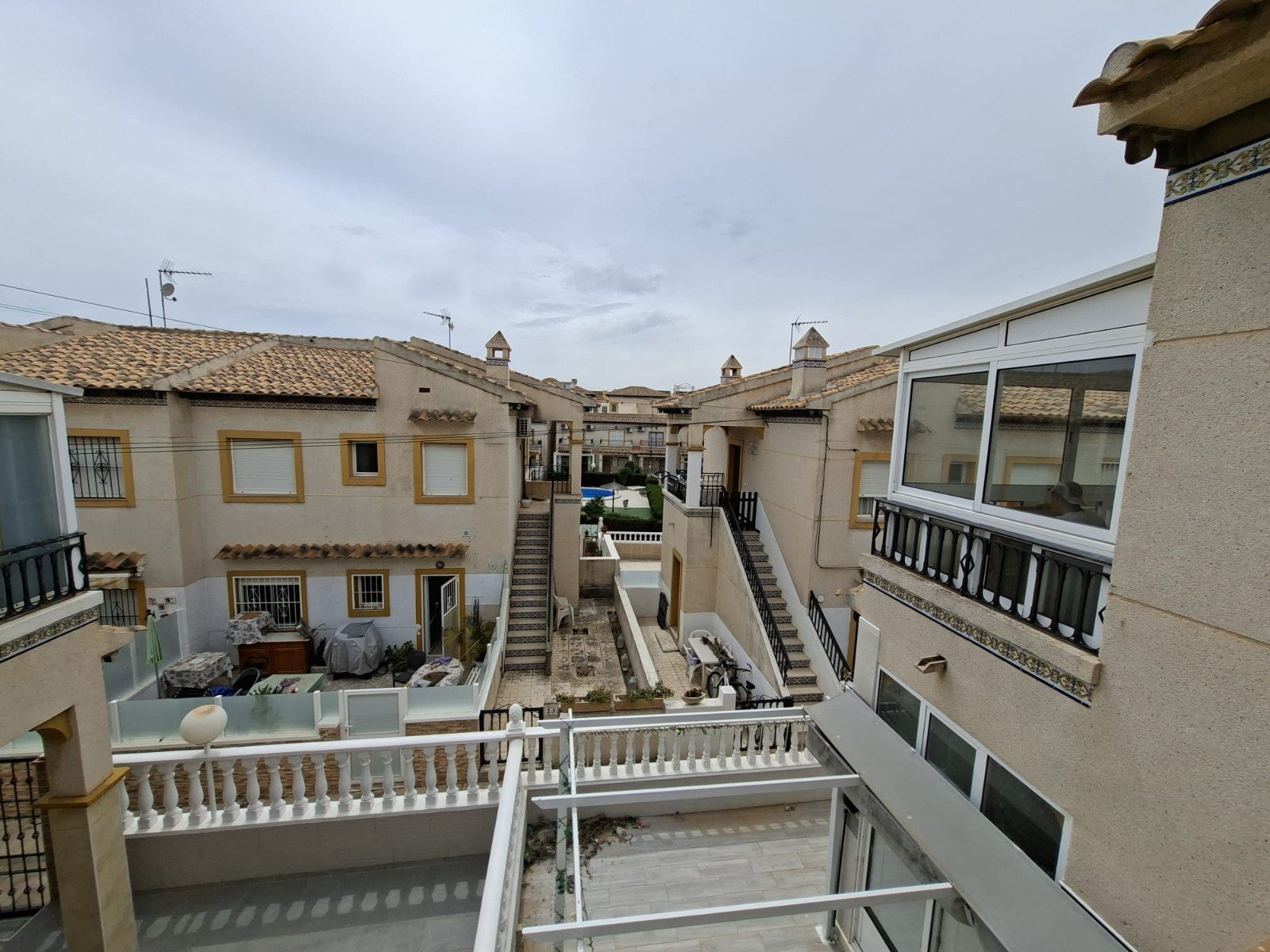 Wunderschöner Bungalow in Orihuela Costa,
geprägt von Urlaubsflair und der Nähe zu Stränden mit Blauer Flagge.
Die Anlage bietet
