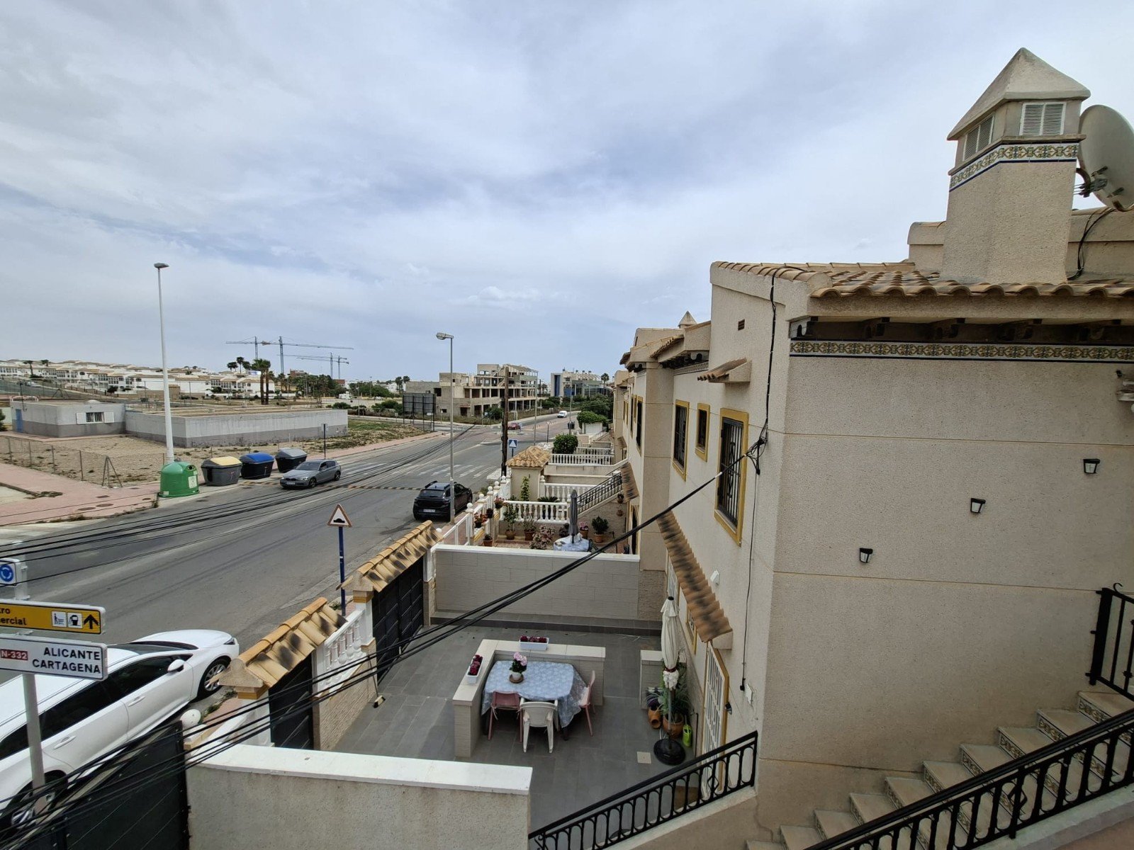 Wunderschöner Bungalow in Orihuela Costa,
geprägt von Urlaubsflair und der Nähe zu Stränden mit Blauer Flagge.
Die Anlage bietet