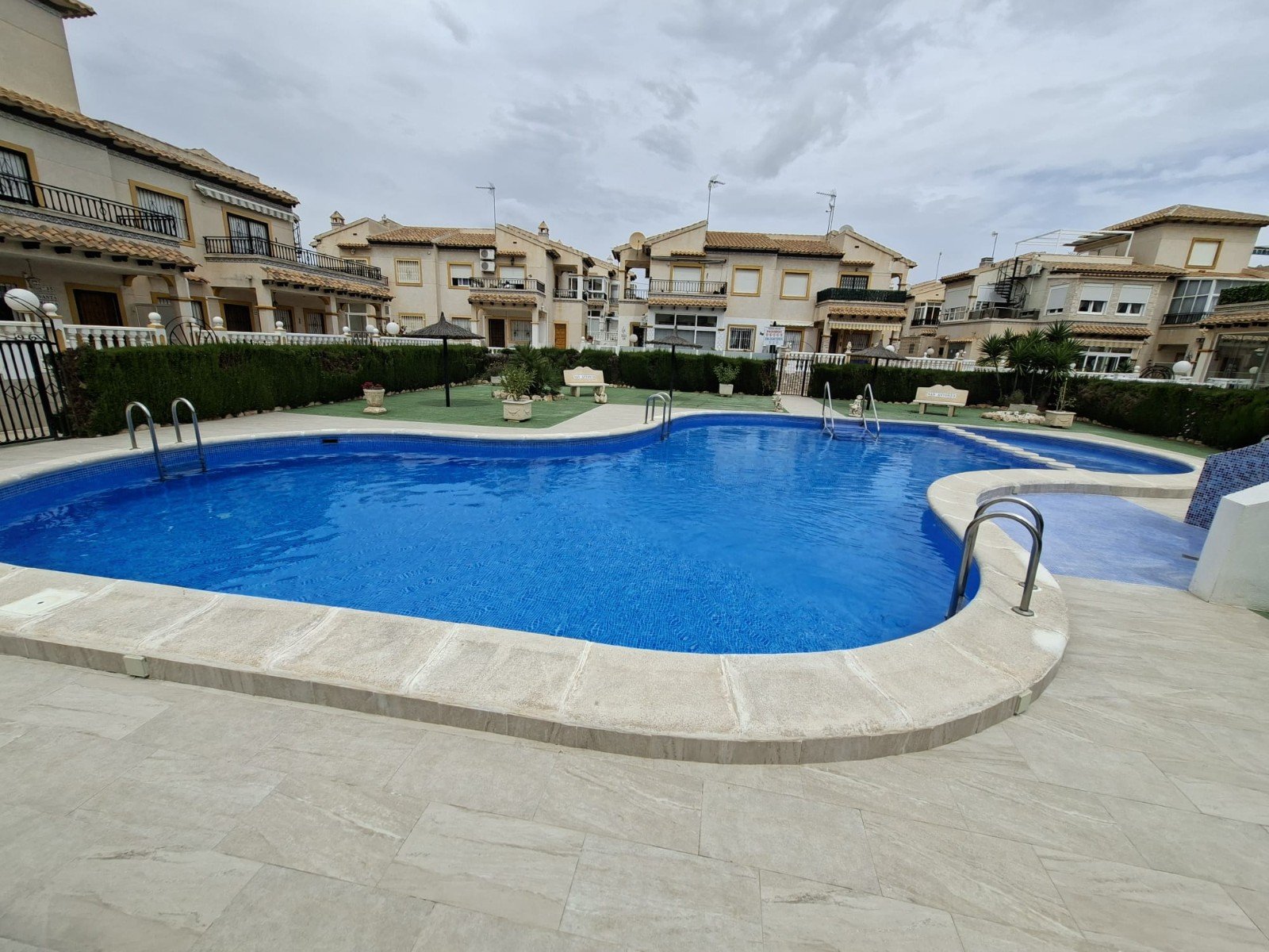 Wunderschöner Bungalow in Orihuela Costa,
geprägt von Urlaubsflair und der Nähe zu Stränden mit Blauer Flagge.
Die Anlage bietet