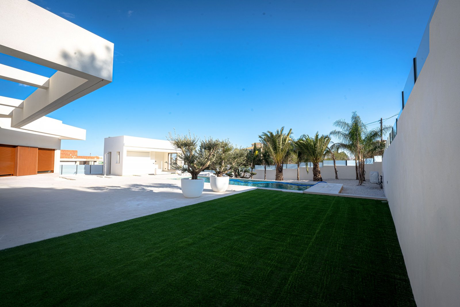 In der prestigeträchtigen Gegend von Ciudad Quesada gelegen, bieten diese exklusiven Villen eine Umgebung von Luxus und Komfort. Mit nur zwei verfügb