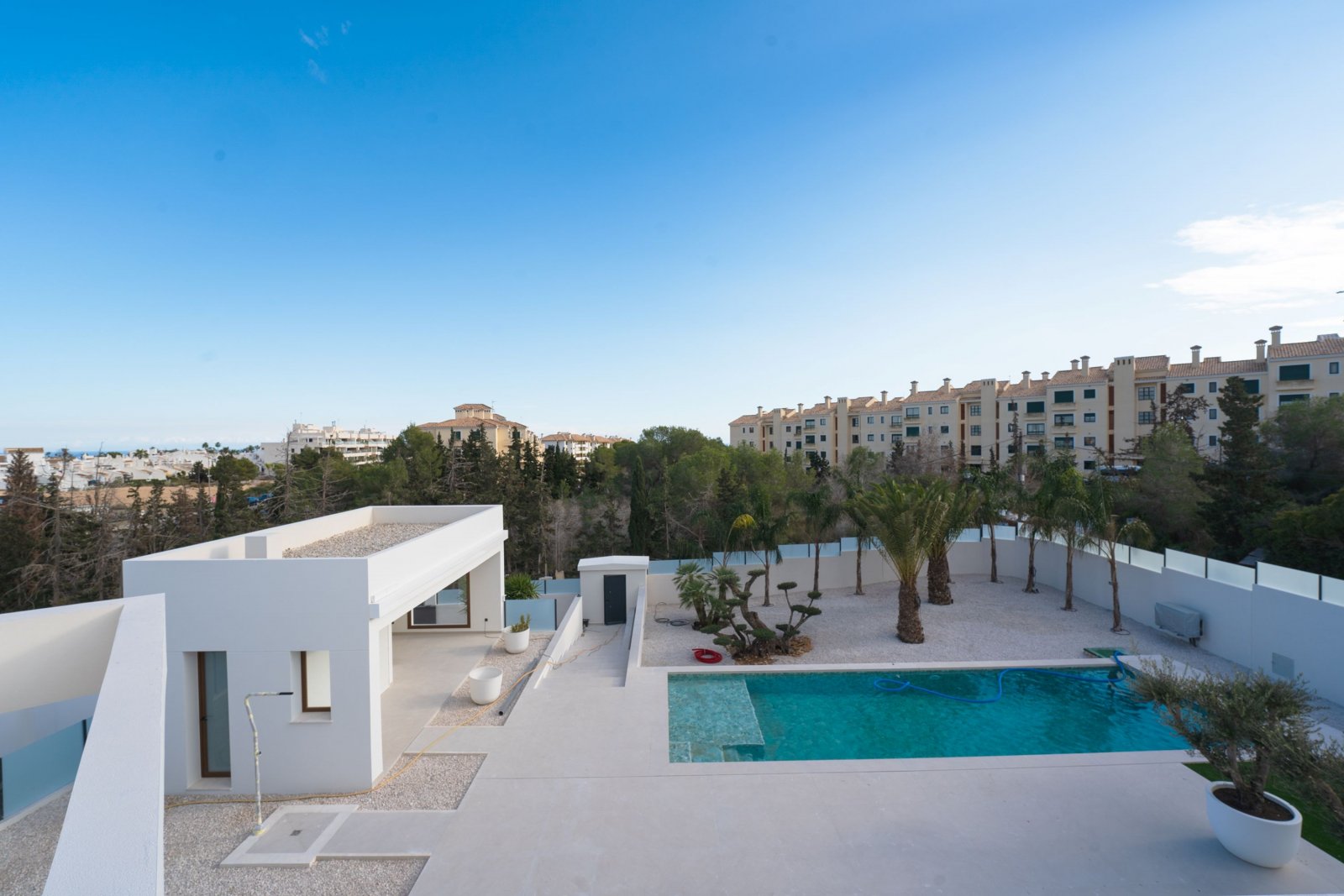 In der prestigeträchtigen Gegend von Ciudad Quesada gelegen, bieten diese exklusiven Villen eine Umgebung von Luxus und Komfort. Mit nur zwei verfügb
