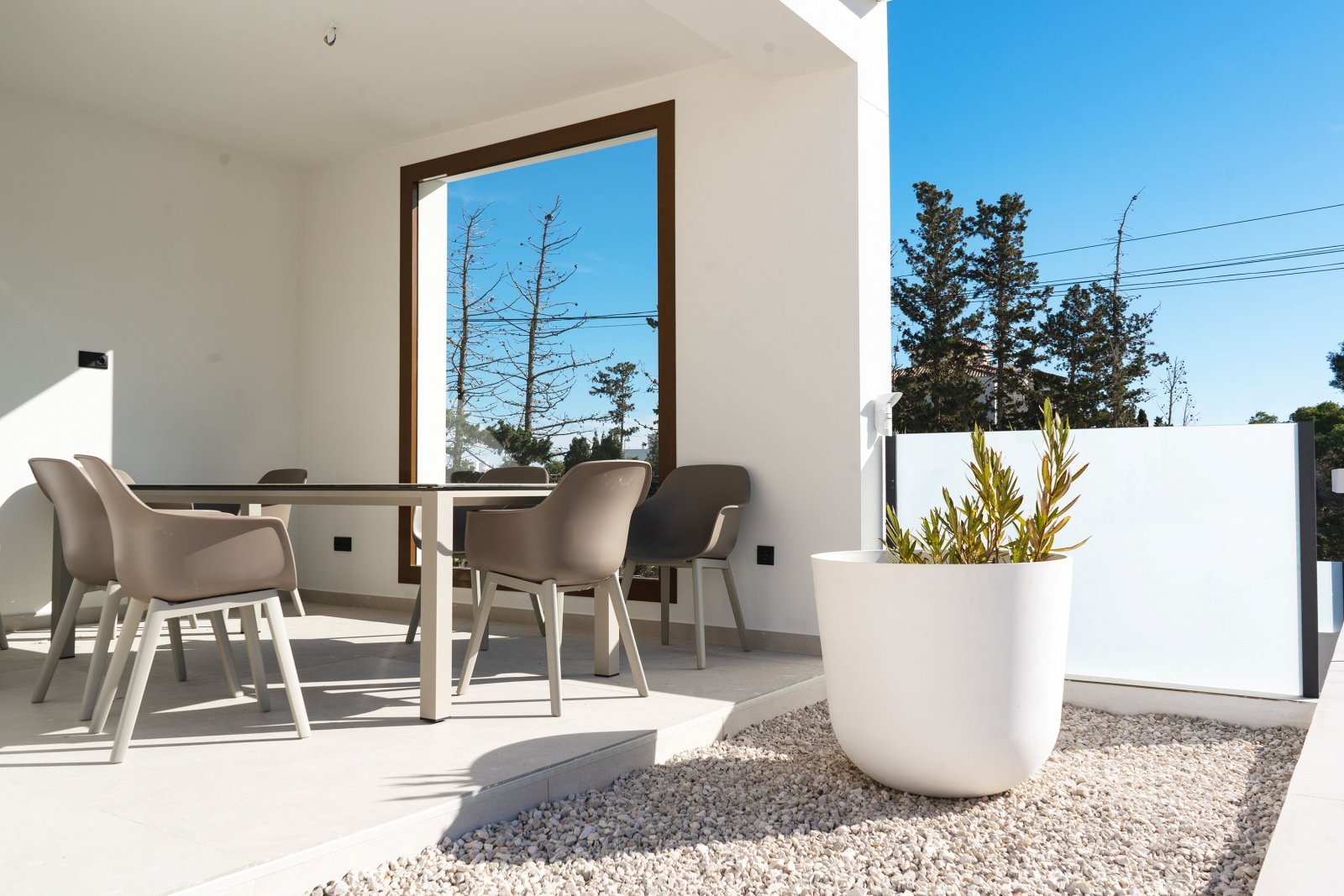 In der prestigeträchtigen Gegend von Ciudad Quesada gelegen, bieten diese exklusiven Villen eine Umgebung von Luxus und Komfort. Mit nur zwei verfügb