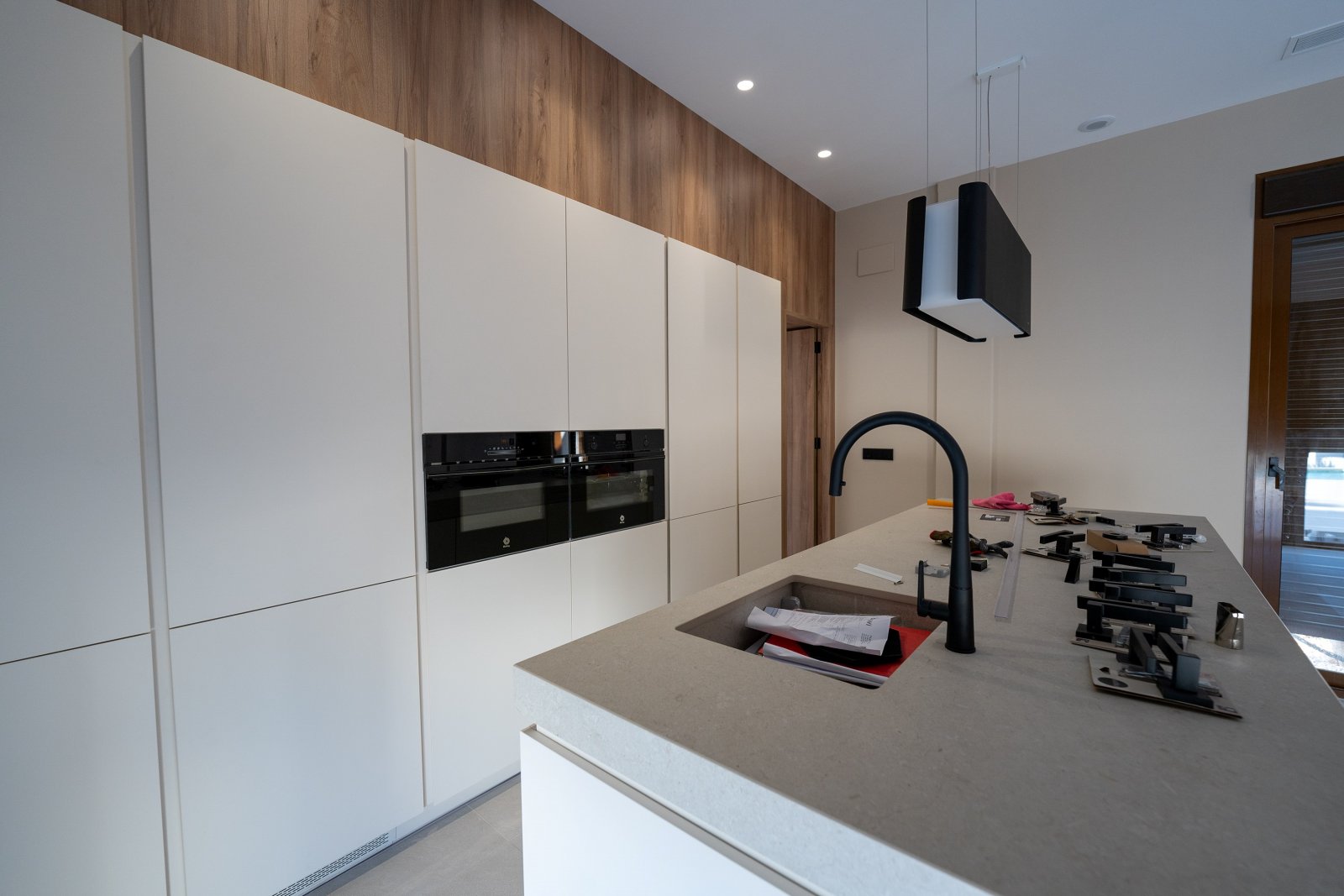 In der prestigeträchtigen Gegend von Ciudad Quesada gelegen, bieten diese exklusiven Villen eine Umgebung von Luxus und Komfort. Mit nur zwei verfügb