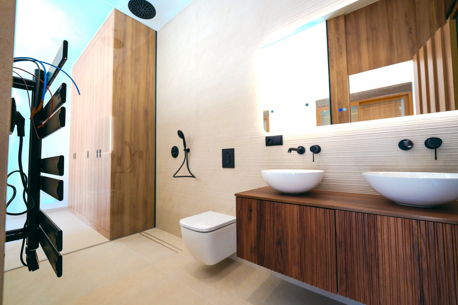 In der prestigeträchtigen Gegend von Ciudad Quesada gelegen, bieten diese exklusiven Villen eine Umgebung von Luxus und Komfort. Mit nur zwei verfügb