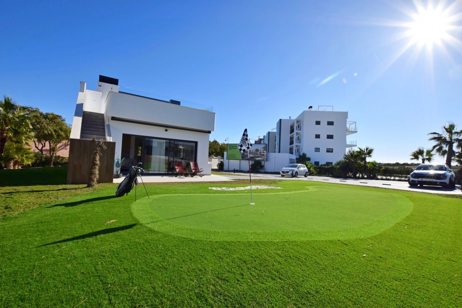Im prestigeträchtigen Condado de Alhama gelegen, bietet diese Wohnanlage eine exklusive Auswahl von 6 unabhängigen Häusern. Diese Immobilien sind für