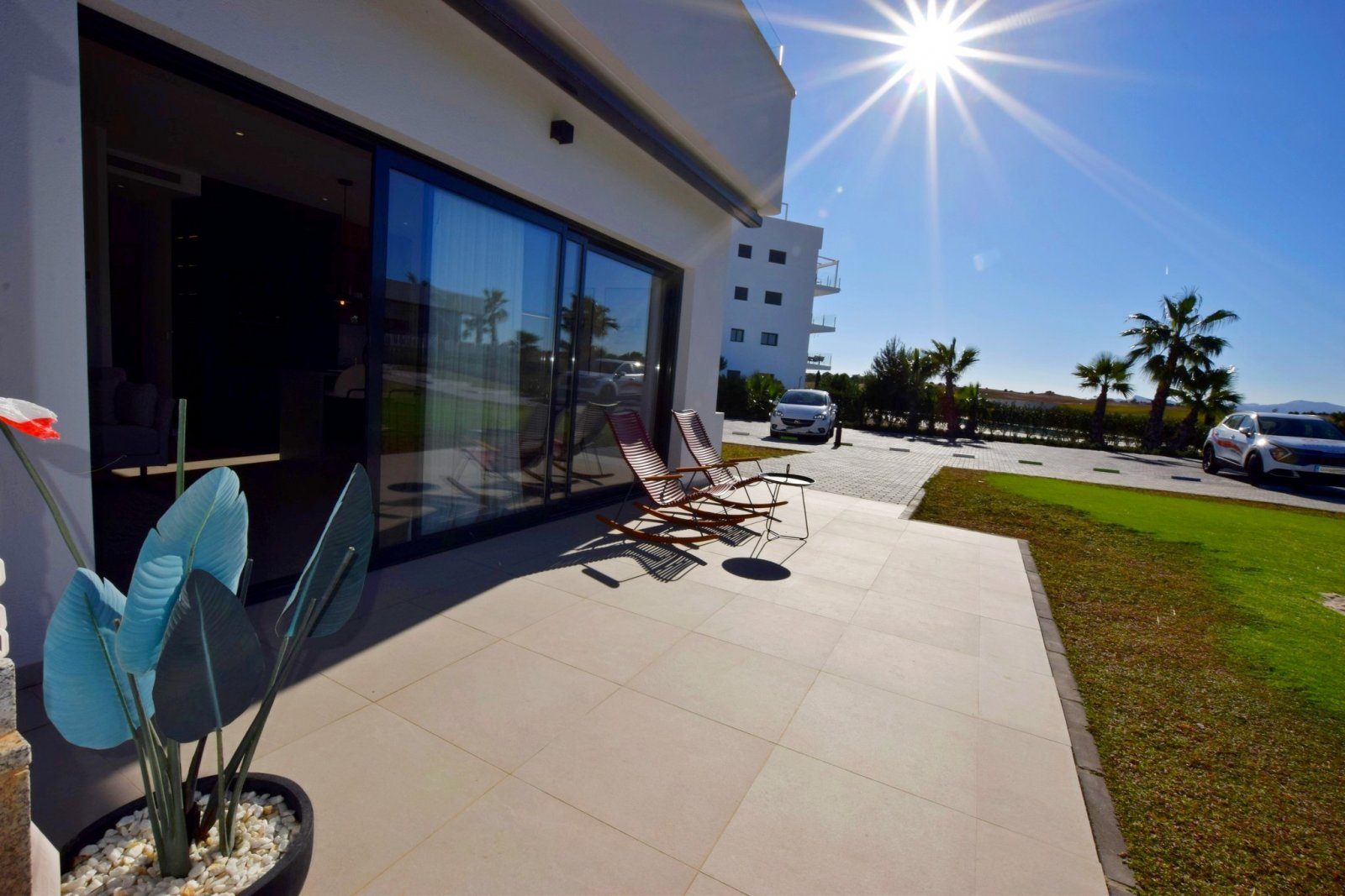 Im prestigeträchtigen Condado de Alhama gelegen, bietet diese Wohnanlage eine exklusive Auswahl von 6 unabhängigen Häusern. Diese Immobilien sind für