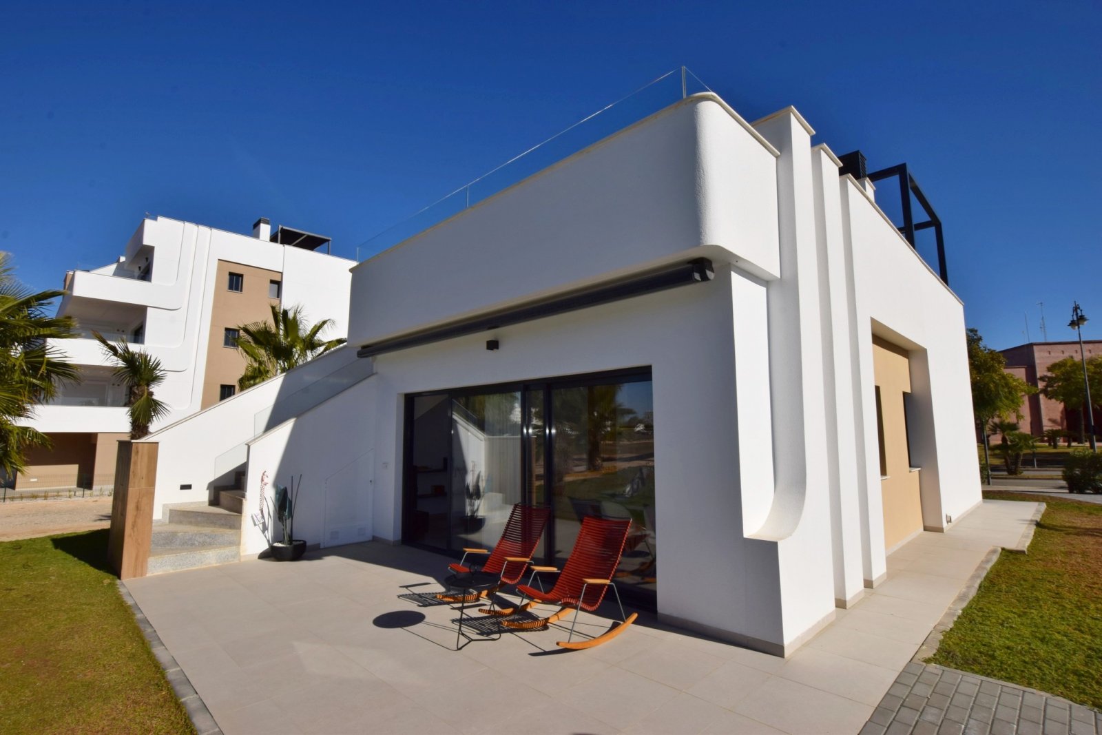 Im prestigeträchtigen Condado de Alhama gelegen, bietet diese Wohnanlage eine exklusive Auswahl von 6 unabhängigen Häusern. Diese Immobilien sind für
