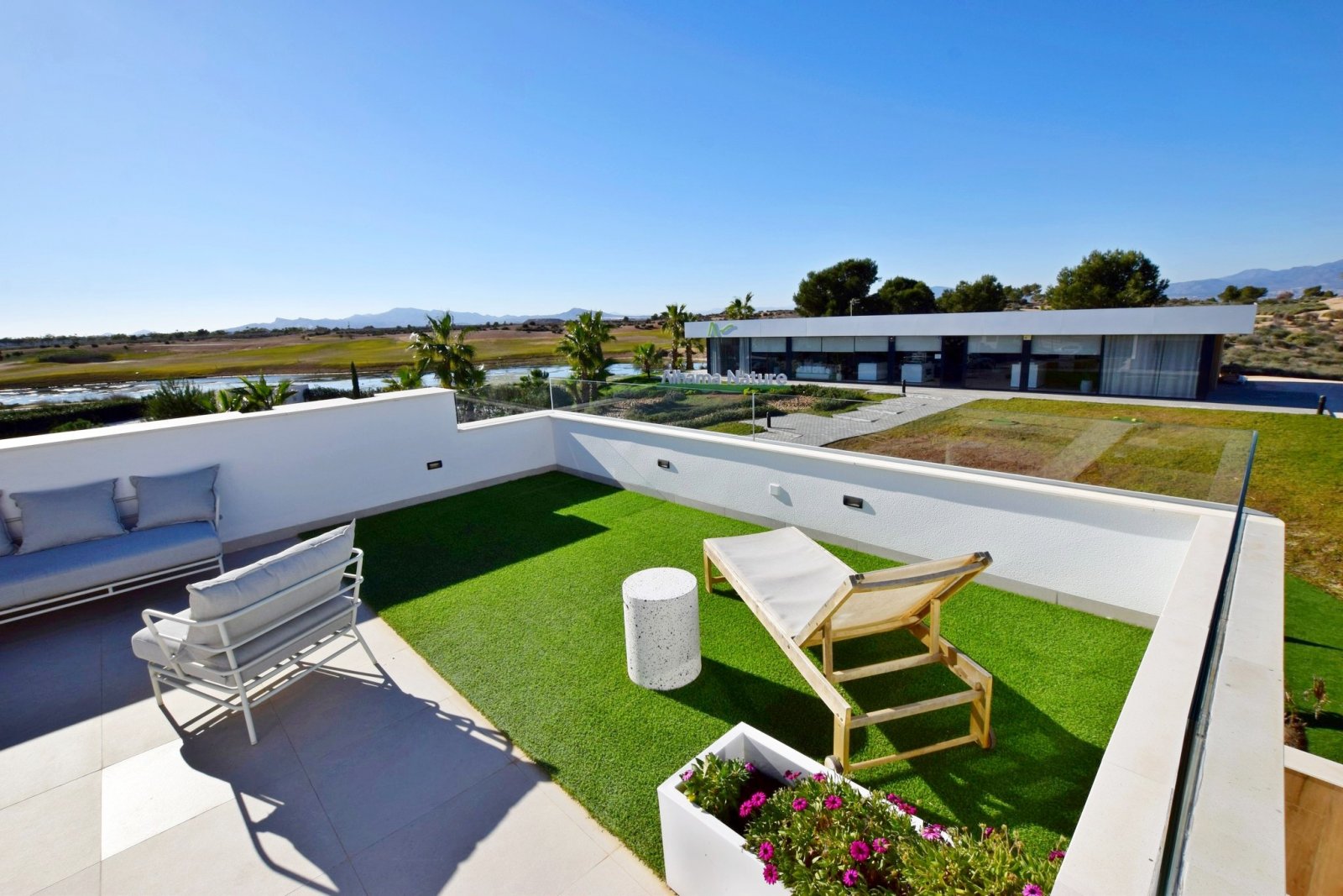 Im prestigeträchtigen Condado de Alhama gelegen, bietet diese Wohnanlage eine exklusive Auswahl von 6 unabhängigen Häusern. Diese Immobilien sind für