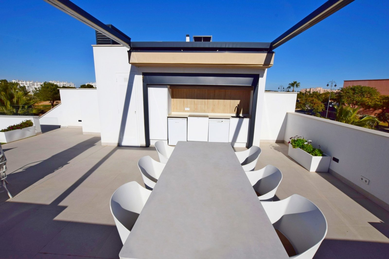 Im prestigeträchtigen Condado de Alhama gelegen, bietet diese Wohnanlage eine exklusive Auswahl von 6 unabhängigen Häusern. Diese Immobilien sind für