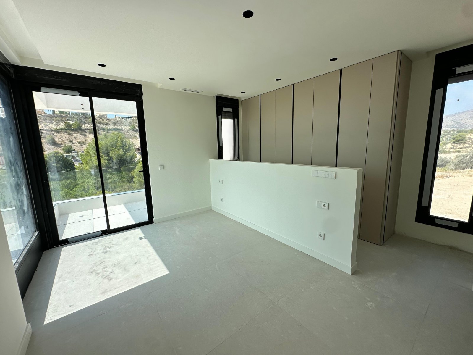 In der schönen Stadt Finestrat gelegen, bietet dieses exklusive Immobilienangebot zwei unabhängige Häuser, die durch ihr modernes und funktionales De