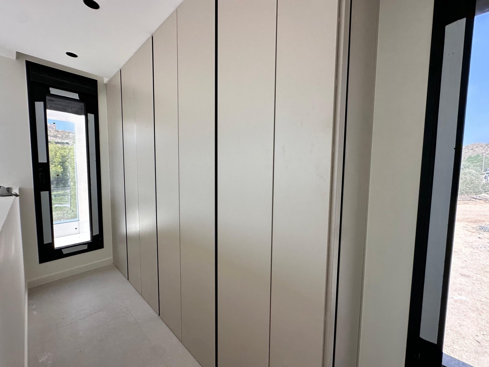 In der schönen Stadt Finestrat gelegen, bietet dieses exklusive Immobilienangebot zwei unabhängige Häuser, die durch ihr modernes und funktionales De