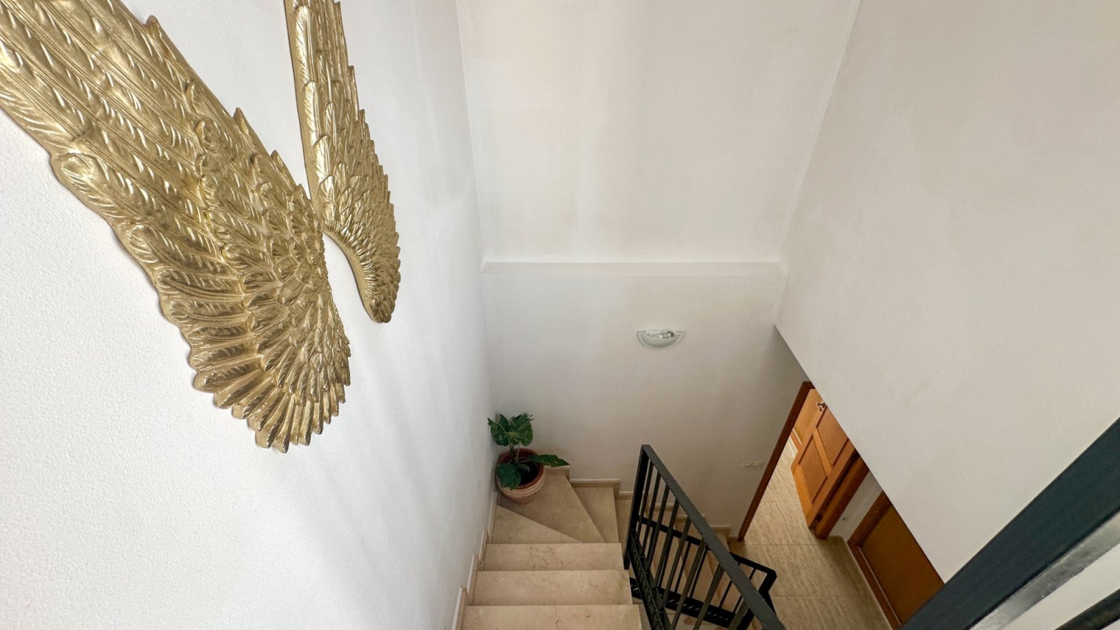 Entdecken Sie dieses gepflegte, nach Süden ausgerichtete Reihenhaus im charmanten Dorf Torremendo. Diese bezugsfertige Immobilie bietet die perfekte
