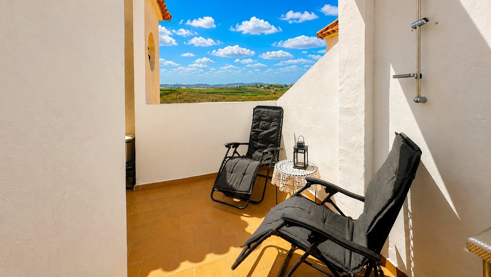 Entdecken Sie dieses gepflegte, nach Süden ausgerichtete Reihenhaus im charmanten Dorf Torremendo. Diese bezugsfertige Immobilie bietet die perfekte