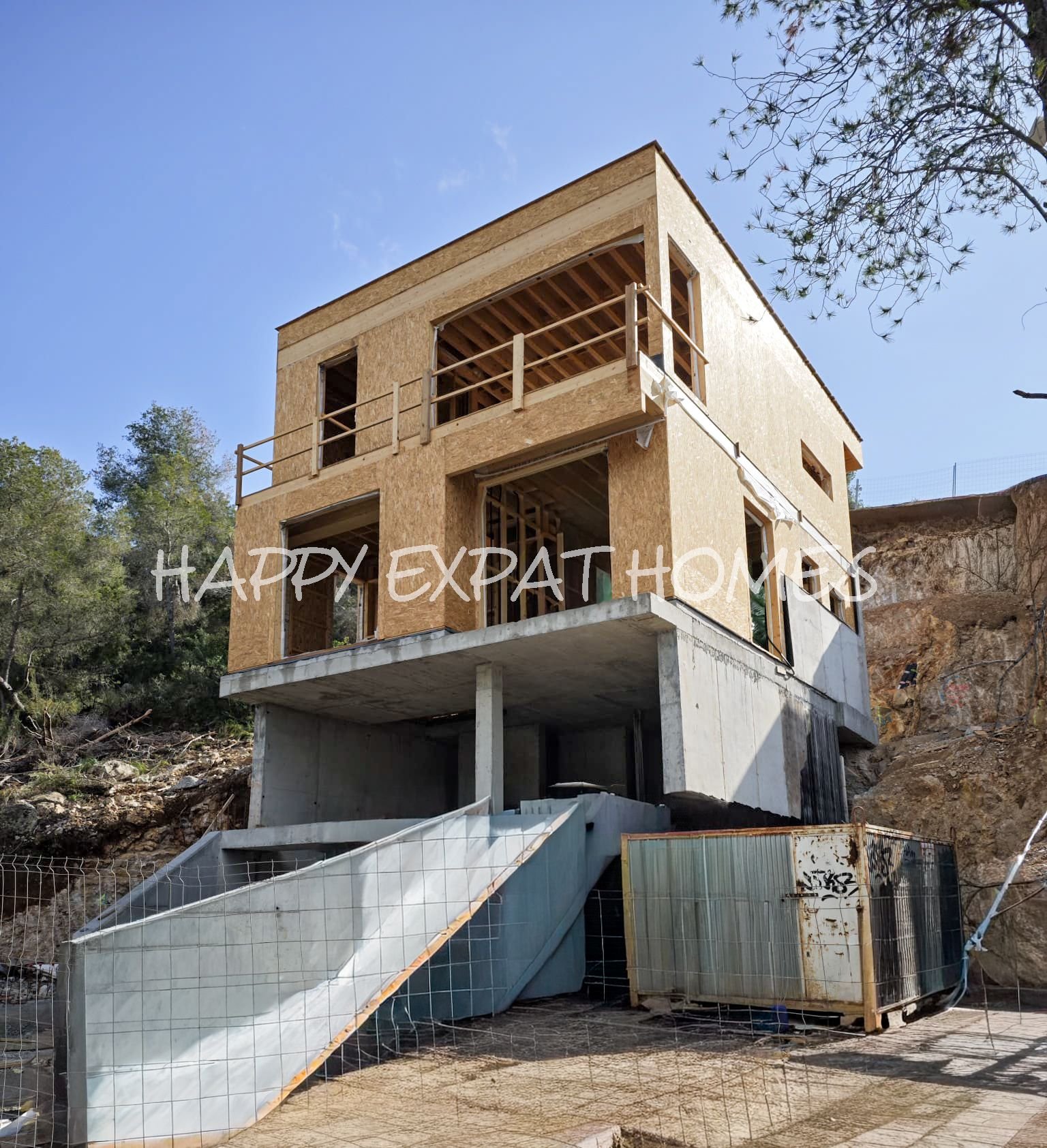 Unvollendetes freistehendes Passivhaus in Mas Alba, einer ruhigen Wohngegend direkt hinter Sitges, nahe dem Handelsbereich mit Aldi und Lidl. Administ